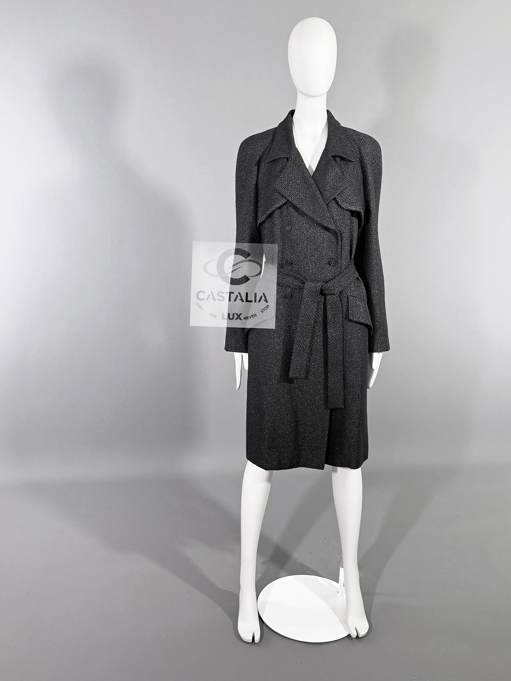 Nueva gabardina Chanel de tweed negro brillante, rarísima y coleccionable, con cinturón: ¡una pieza Chanel que va más allá del tiempo y de las tendencias!
- Precio de boutique superior a 11.000
/  Talla marca 38 FR / Estado: nunca usado / 
~ obra
