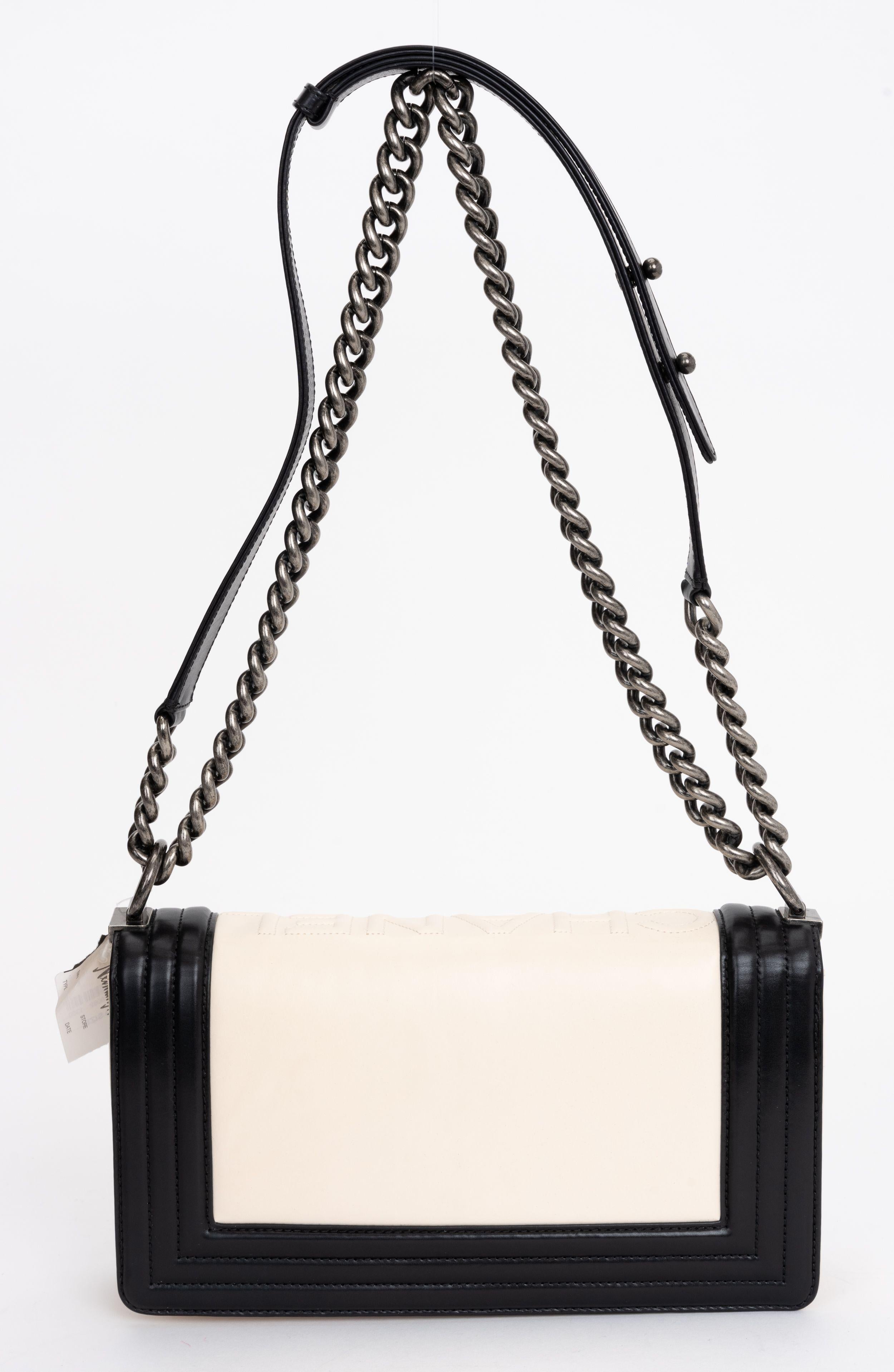 Chanel Nouveau sac à rabat Boy émaillé 2 tons Neuf - En vente à West Hollywood, CA