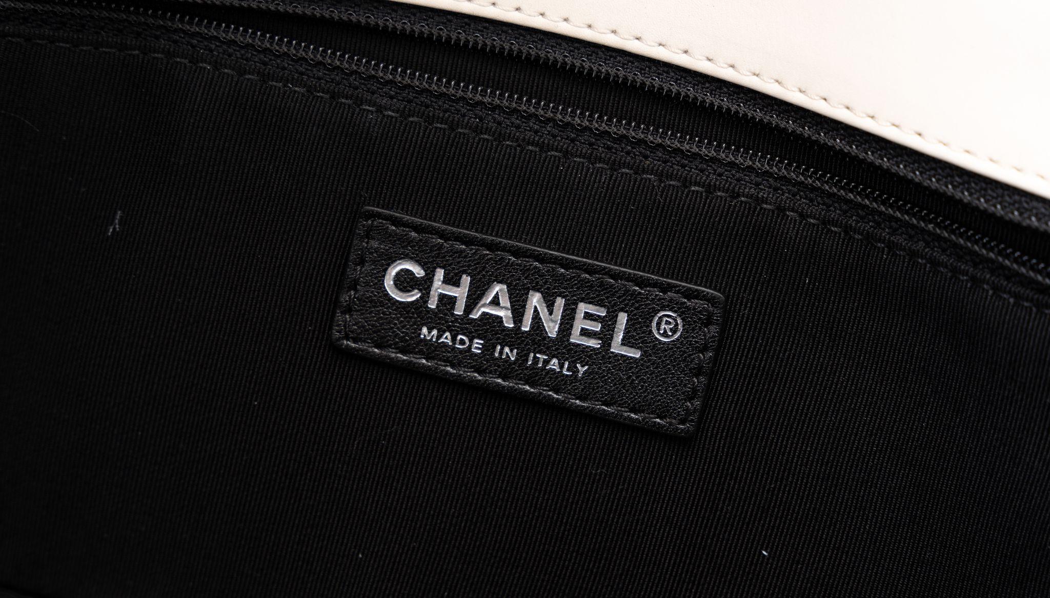 Chanel Nouveau sac à rabat Boy émaillé 2 tons en vente 2