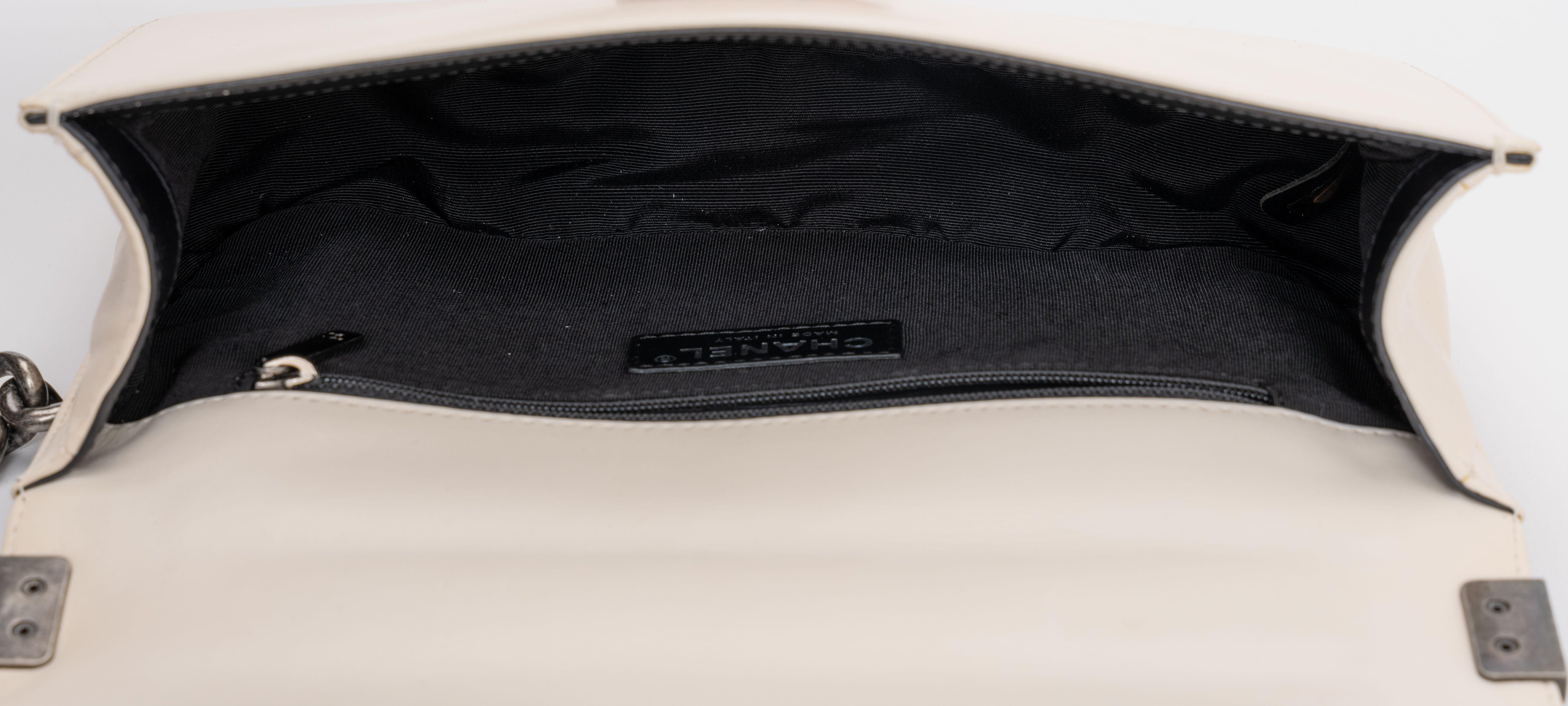 Chanel Nouveau sac à rabat Boy émaillé 2 tons en vente 2