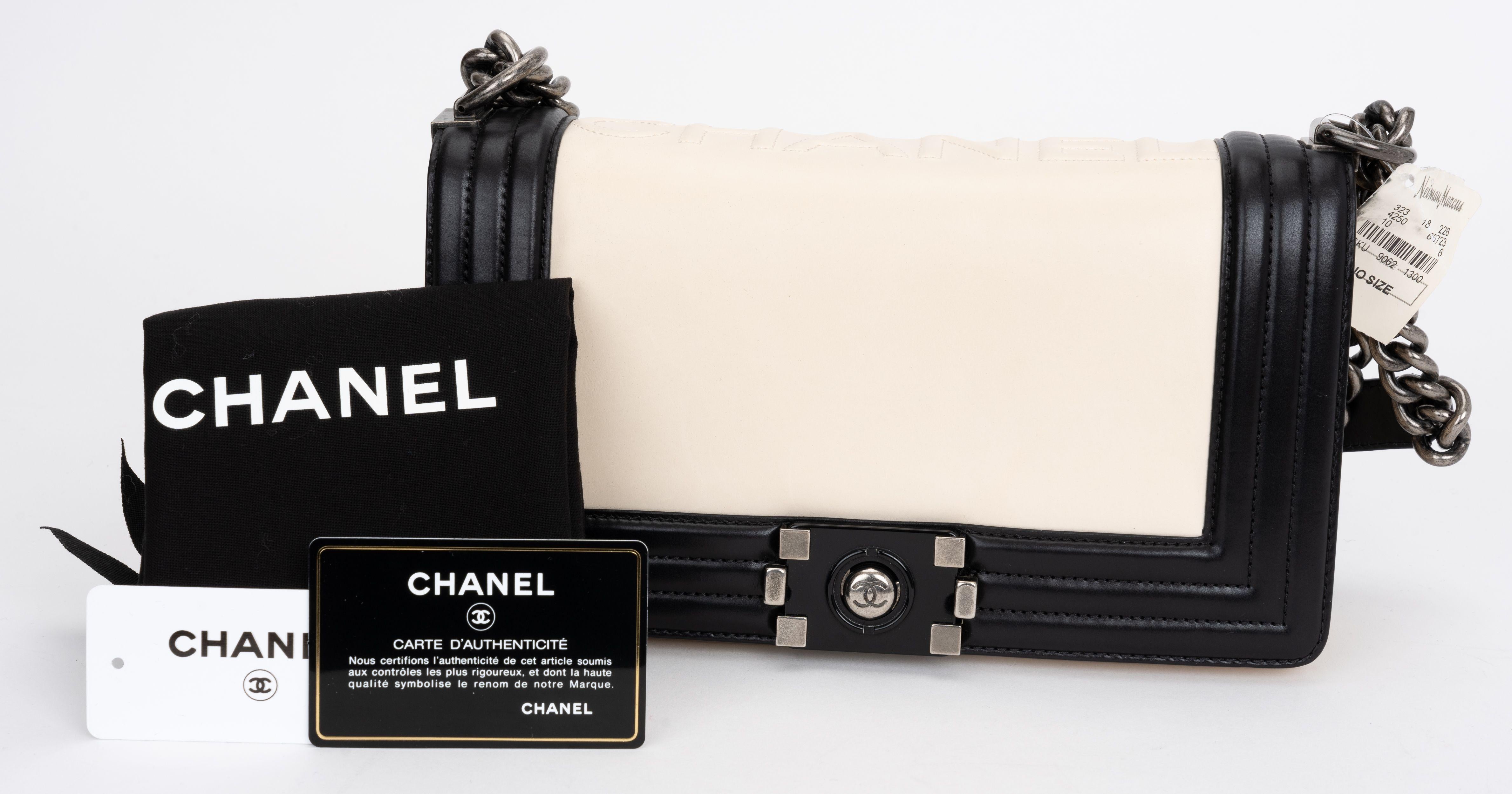 Chanel Nouveau sac à rabat Boy émaillé 2 tons en vente 4
