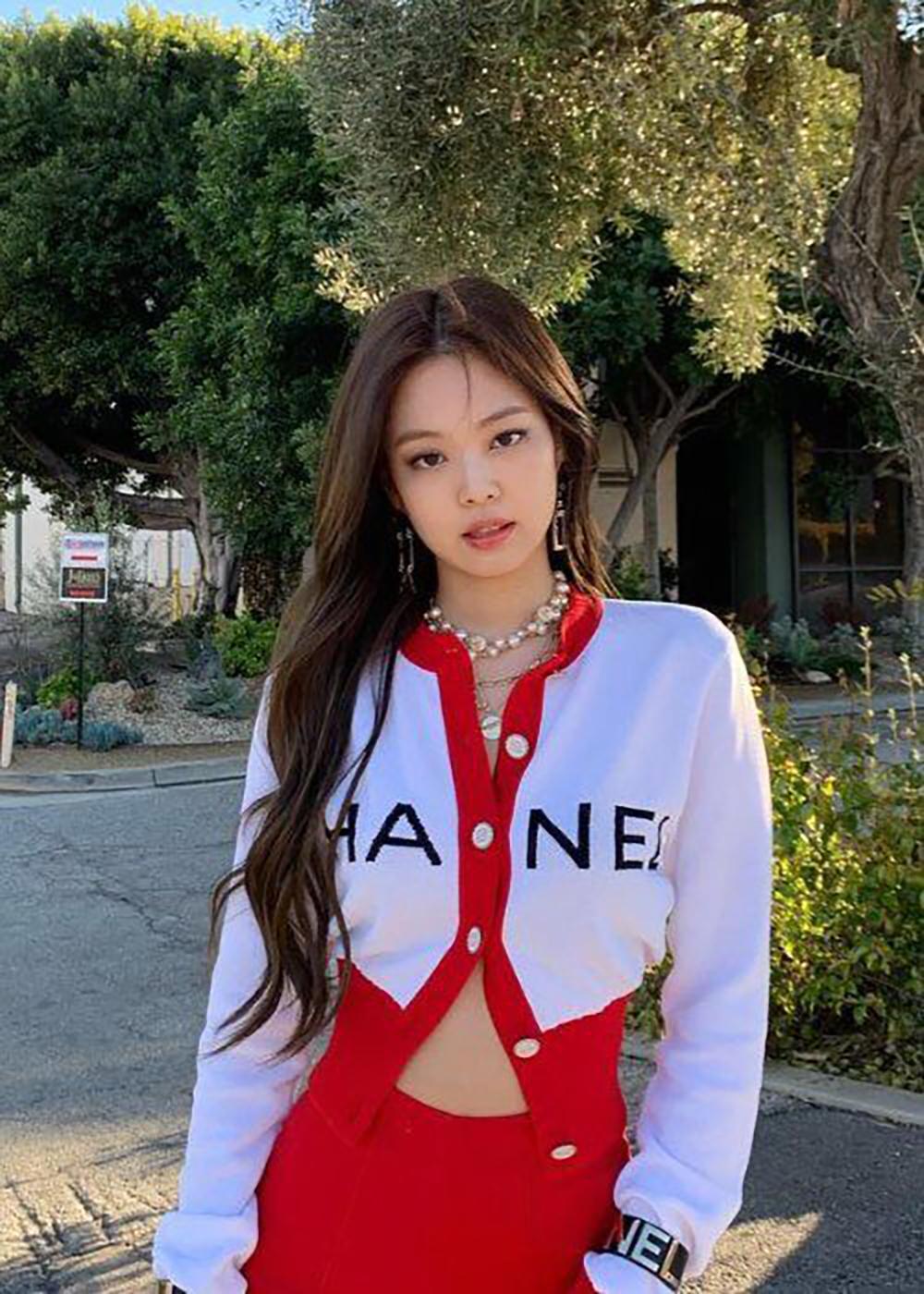 ❤️ Iconic Logo cardigan from Runway of 2019 Spring Collection - the very last collection by Mr Karl Lagerfeld, 19P, 19S 
 ⭐️ As seen in the ad campaign and on many celebrities including Chanel ambassador Jennie Kim and Margot Robbie
Size mark 34 FR.