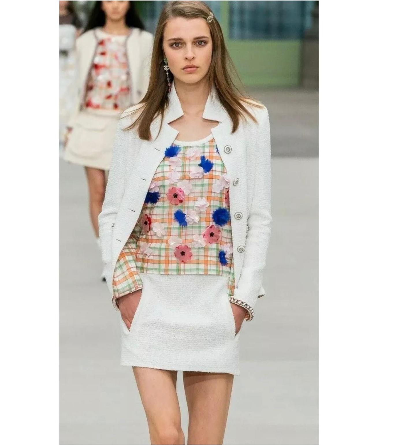 Chanel New 2020 Cruise Runway Tweed Jacket In New Condition For Sale In Dubai, AE