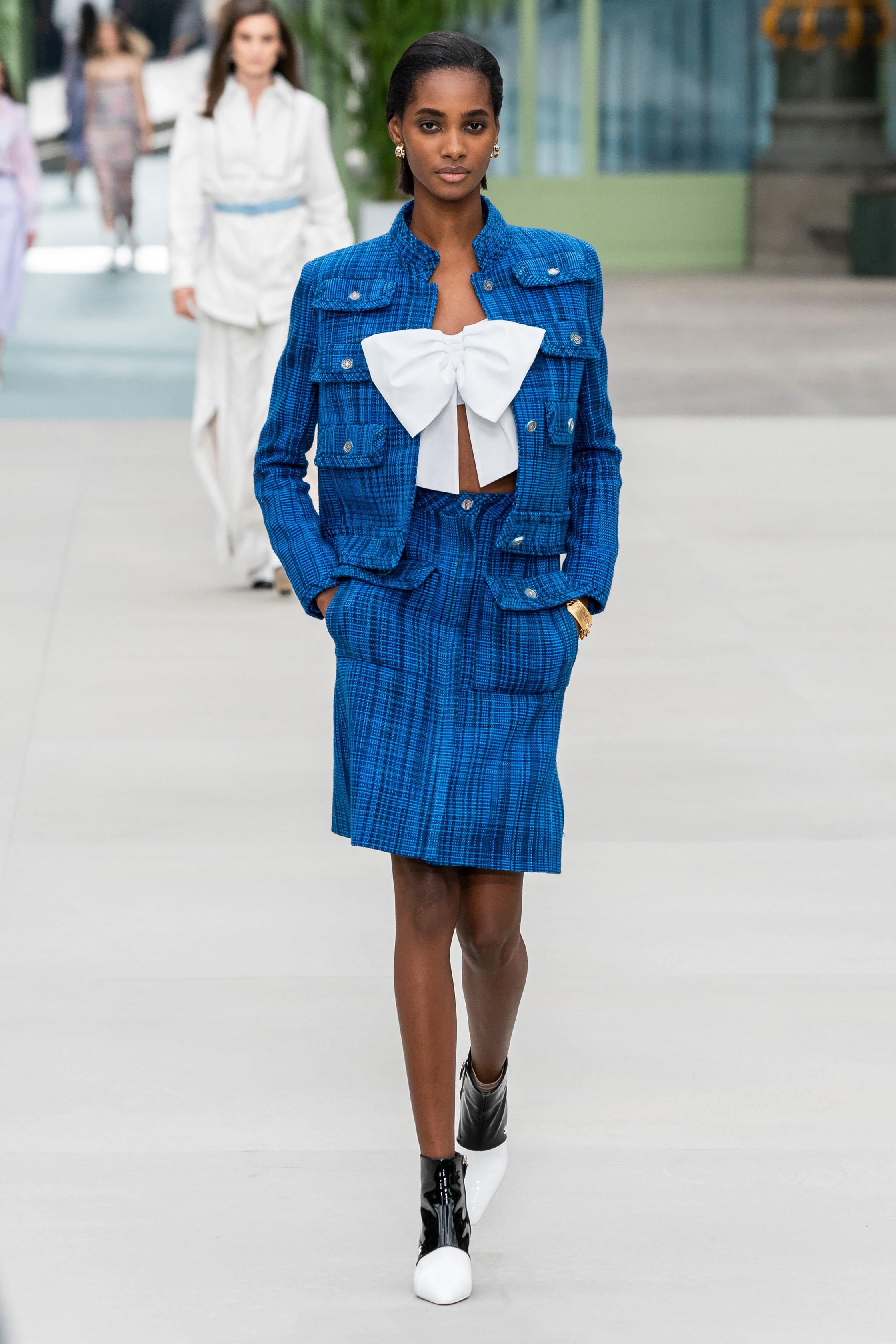 New Iconic Chanel royal blue tweed jacket featuring multi-flap-pockets style -- from AD Campaign of 2020 Cruise COCO EXPRESS Collection
- bestseller of the season!
- CC logo buttons
- tonal silk lining with camellias
Size mark 34 FR. Condition: