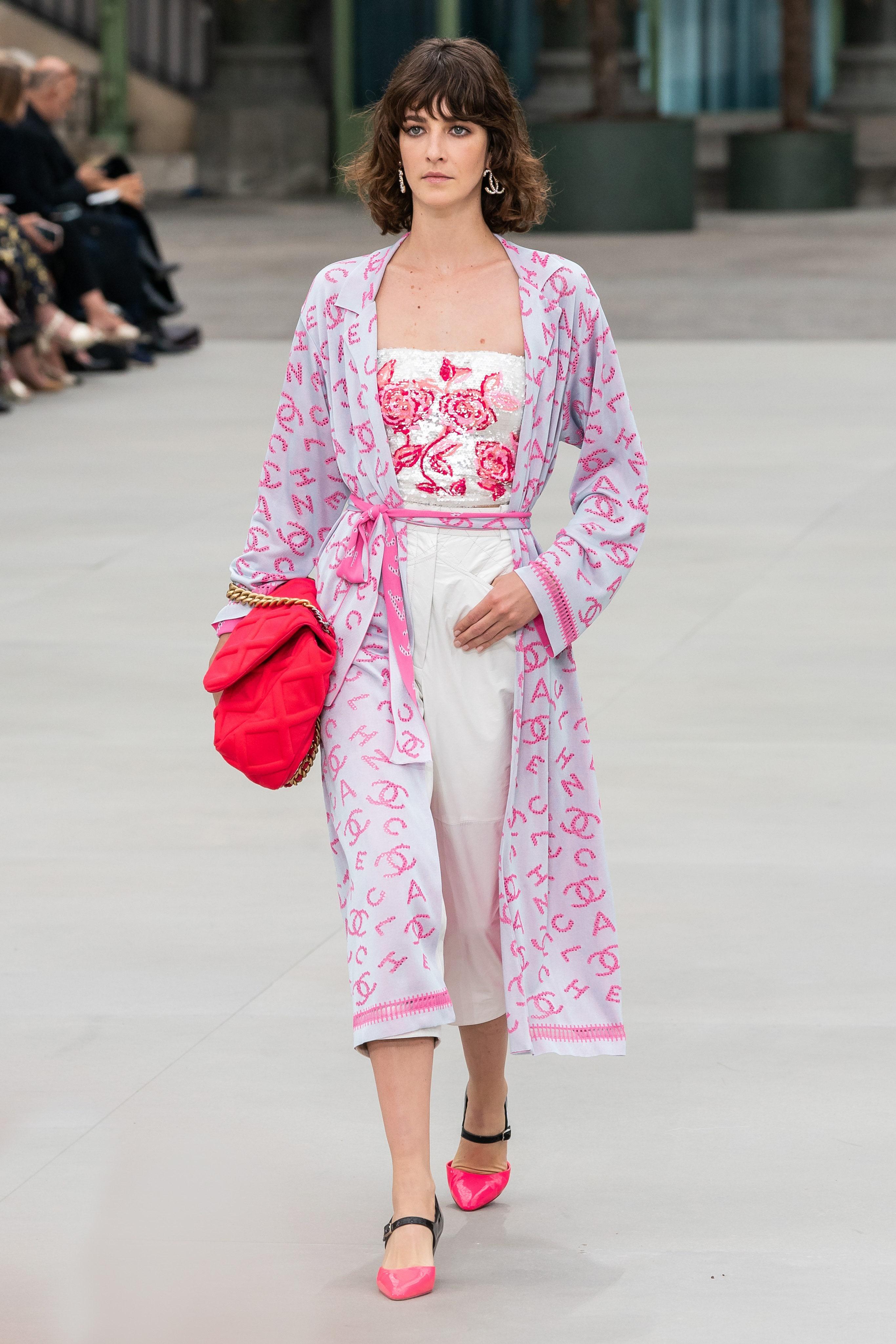 Very hard to get now!
New magnificent Chanel Logo belted robe in silver grey / pink from Catwalk of 2020 Cruise COCO EXPRESS Collection, 20C