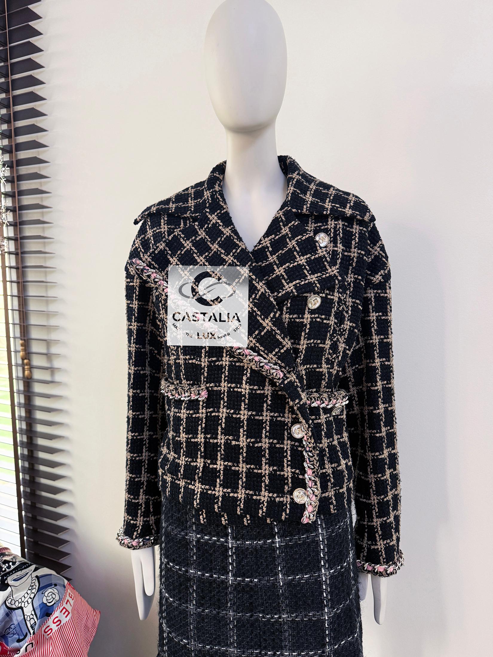 Chanel New 2021 Ad Campaign Chain Trim Black Tweed Jacket 36 FR For Sale 3