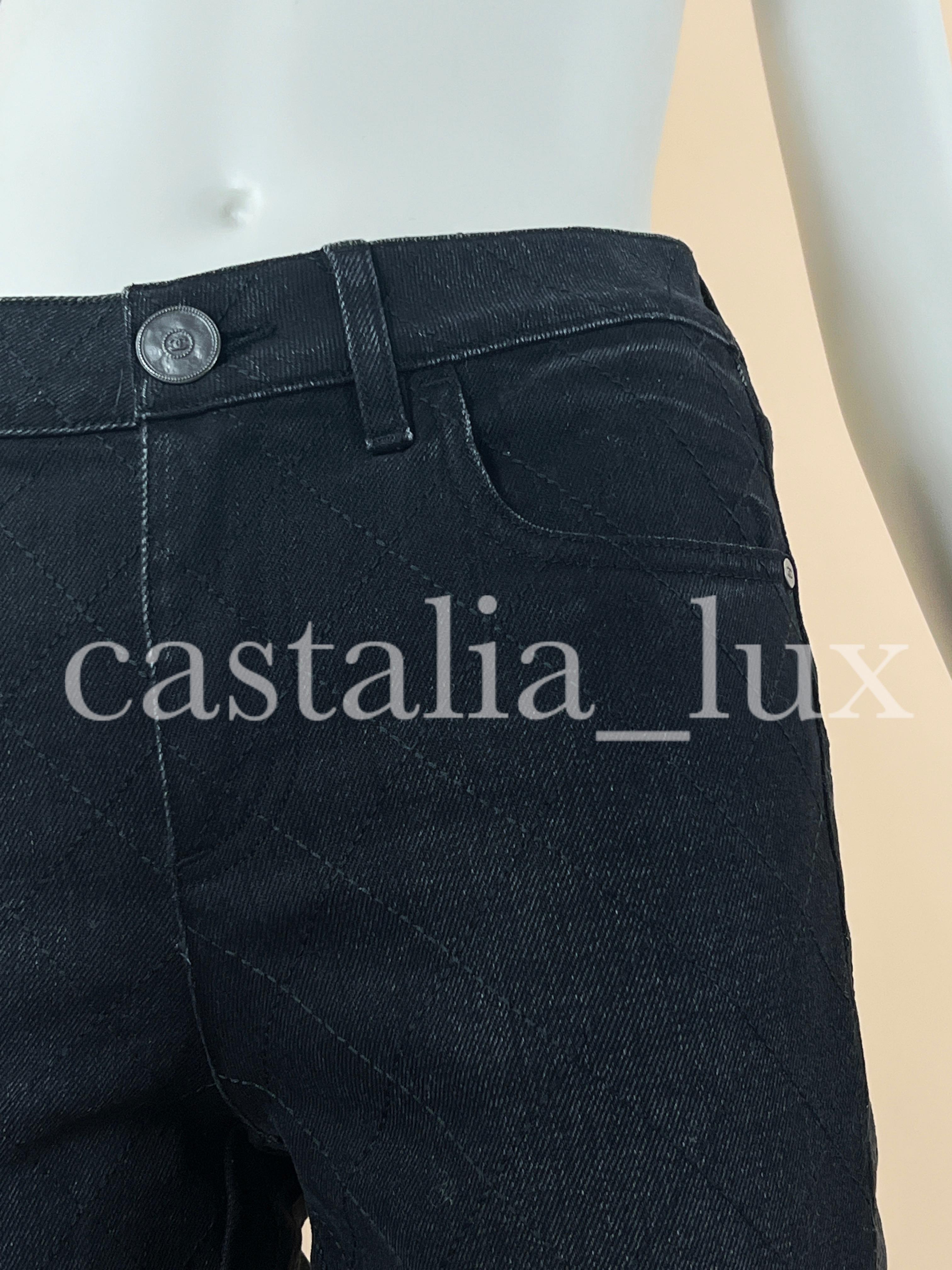 Neue schwarze Chanel-Jeans mit der charakteristischen Rautensteppung aus der Herbstkollektion 2021.
Boutique-Preis 2.200€
- CC-Logo-Knopf und Nieten
Größenbezeichnung 36 FR.
