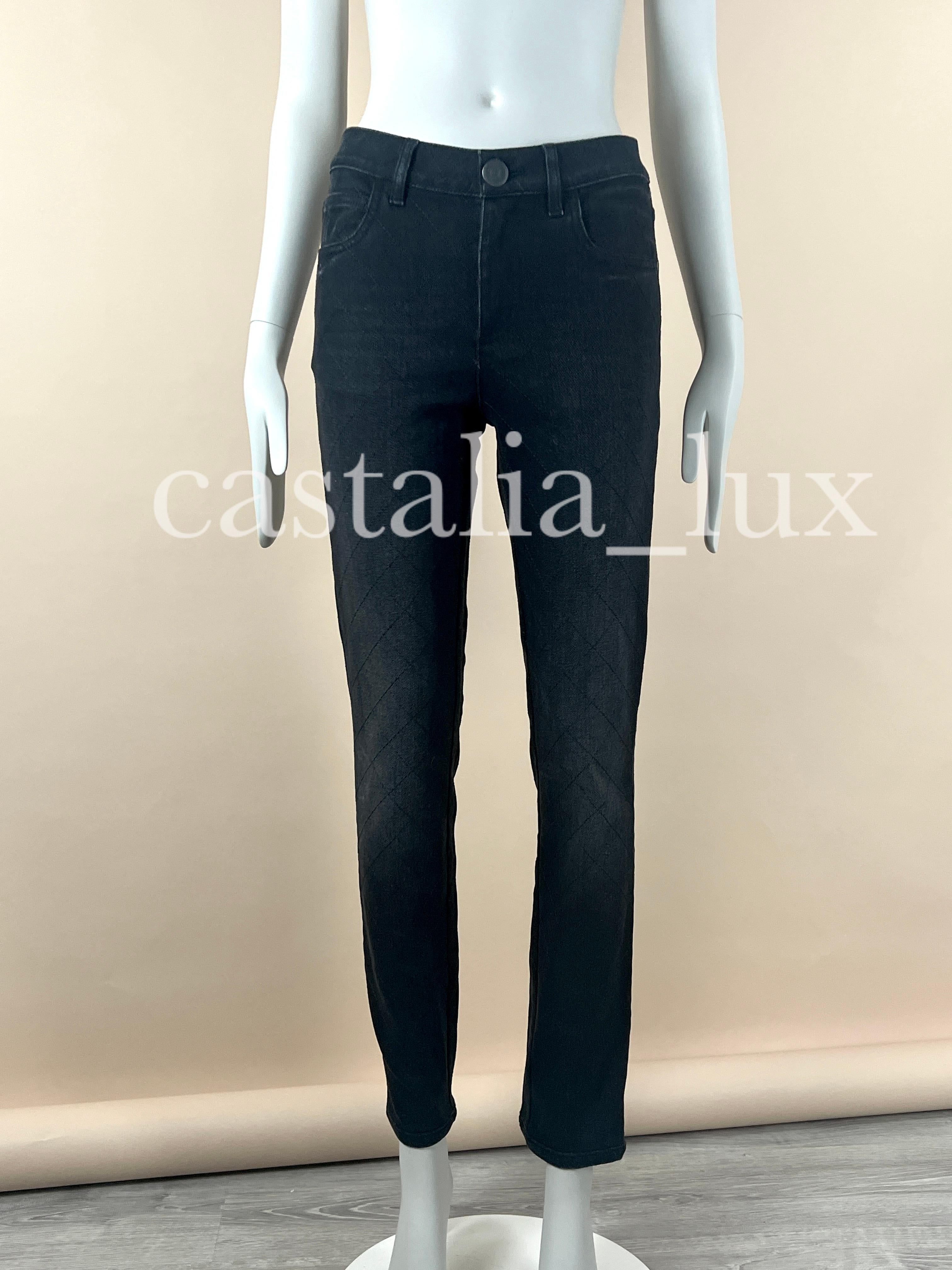 Chanel Neu 2021 Schwarze gesteppte Jeans im Angebot 1