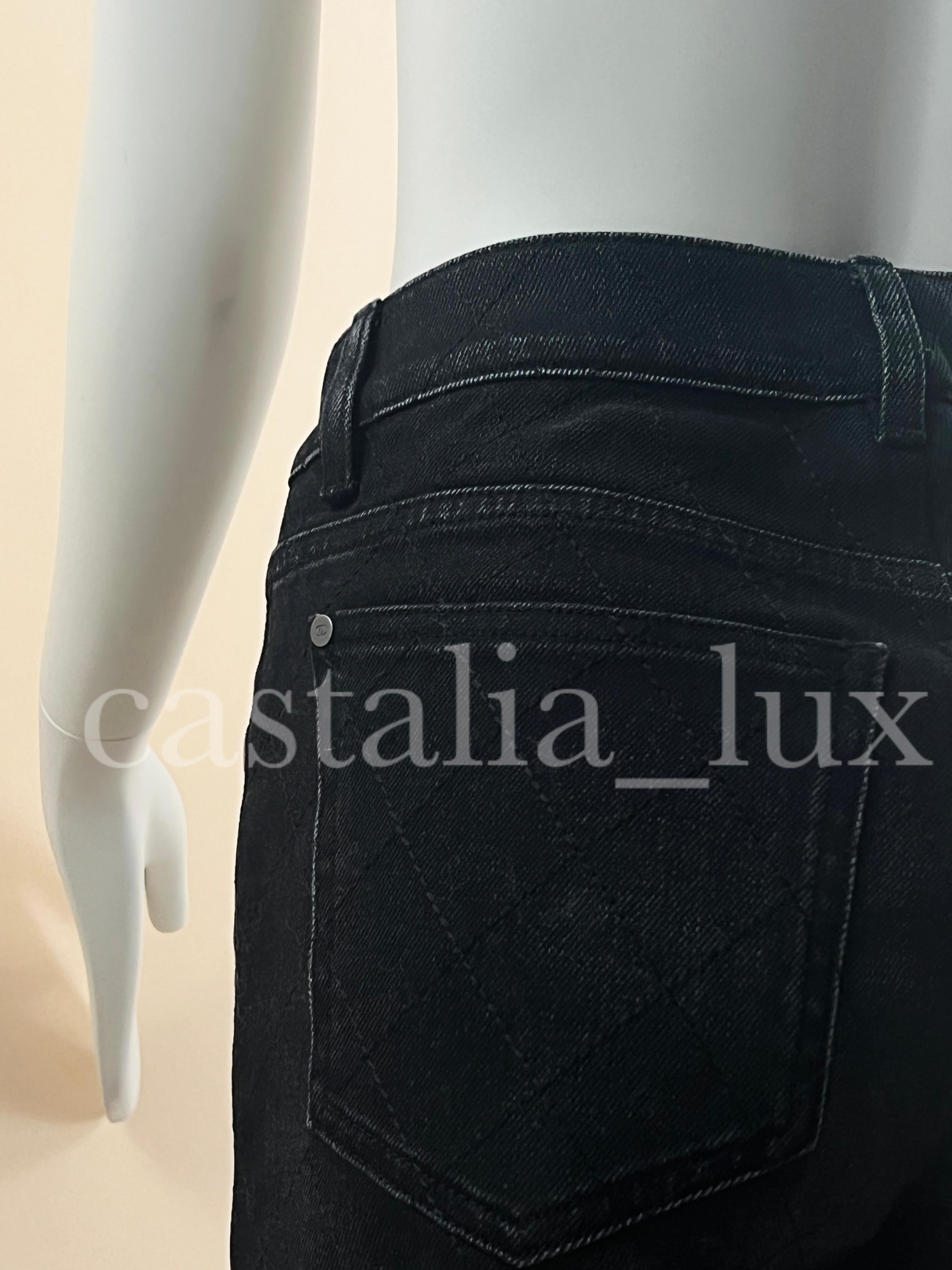 Chanel Neu 2021 Schwarze gesteppte Jeans im Angebot 2