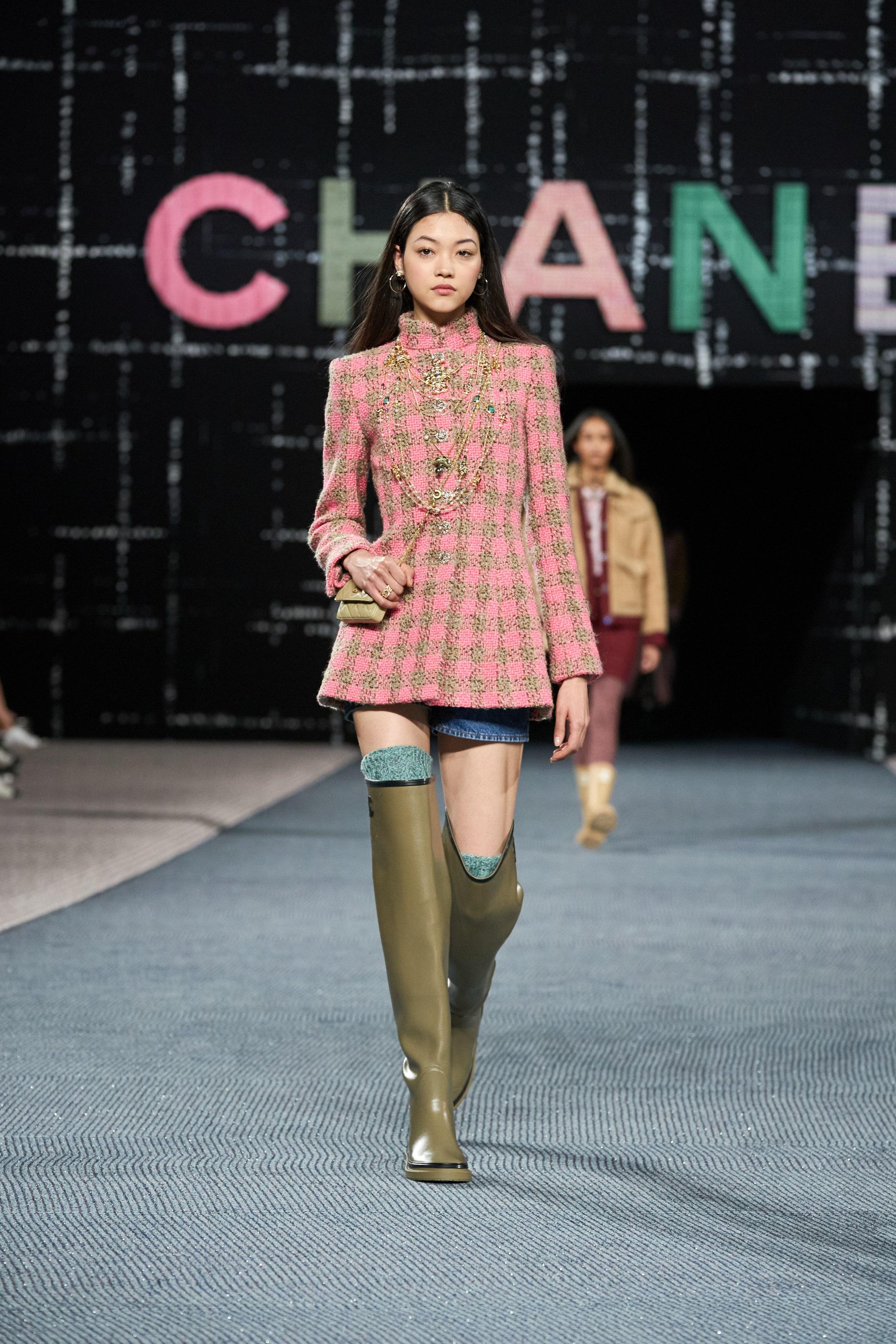 ~ One of the most coveted Chanel jackets of recent collection
Pastel pink & beige tweed jacket ~ from Ad Campaign of 2022 Fall Collection ~ by Mdm Virginie Viard
~ instantly sold out in boutiques worldwide!
Size mark 34 FR / Condition: never worn
-