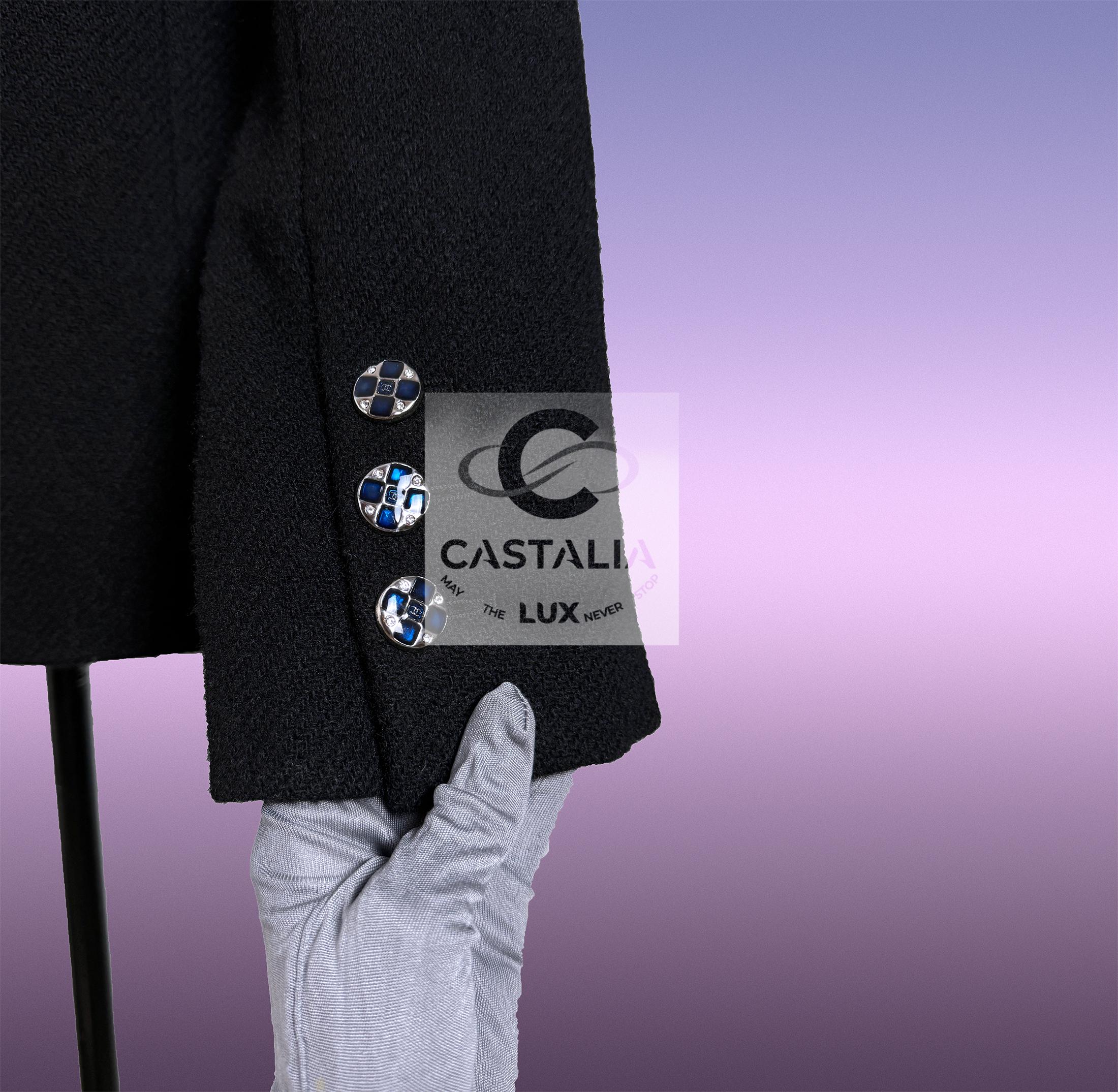 Chanel New 2022 Giacca in tweed nero con bottoni Gripoix 38 FR in vendita 6