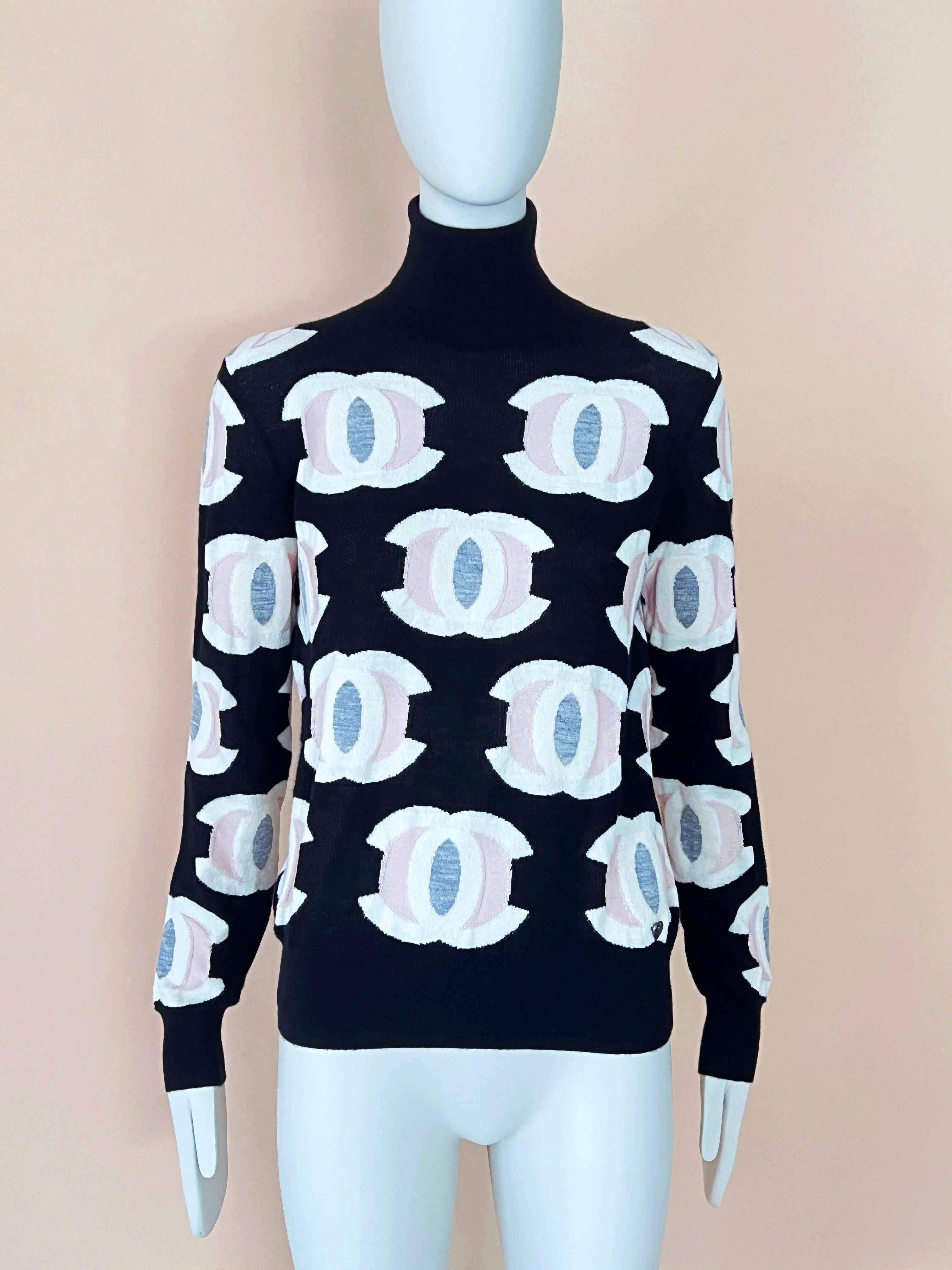 Chanel New 2022 CC Hearts Cashmere Jumper In New Condition In Dubai, AE