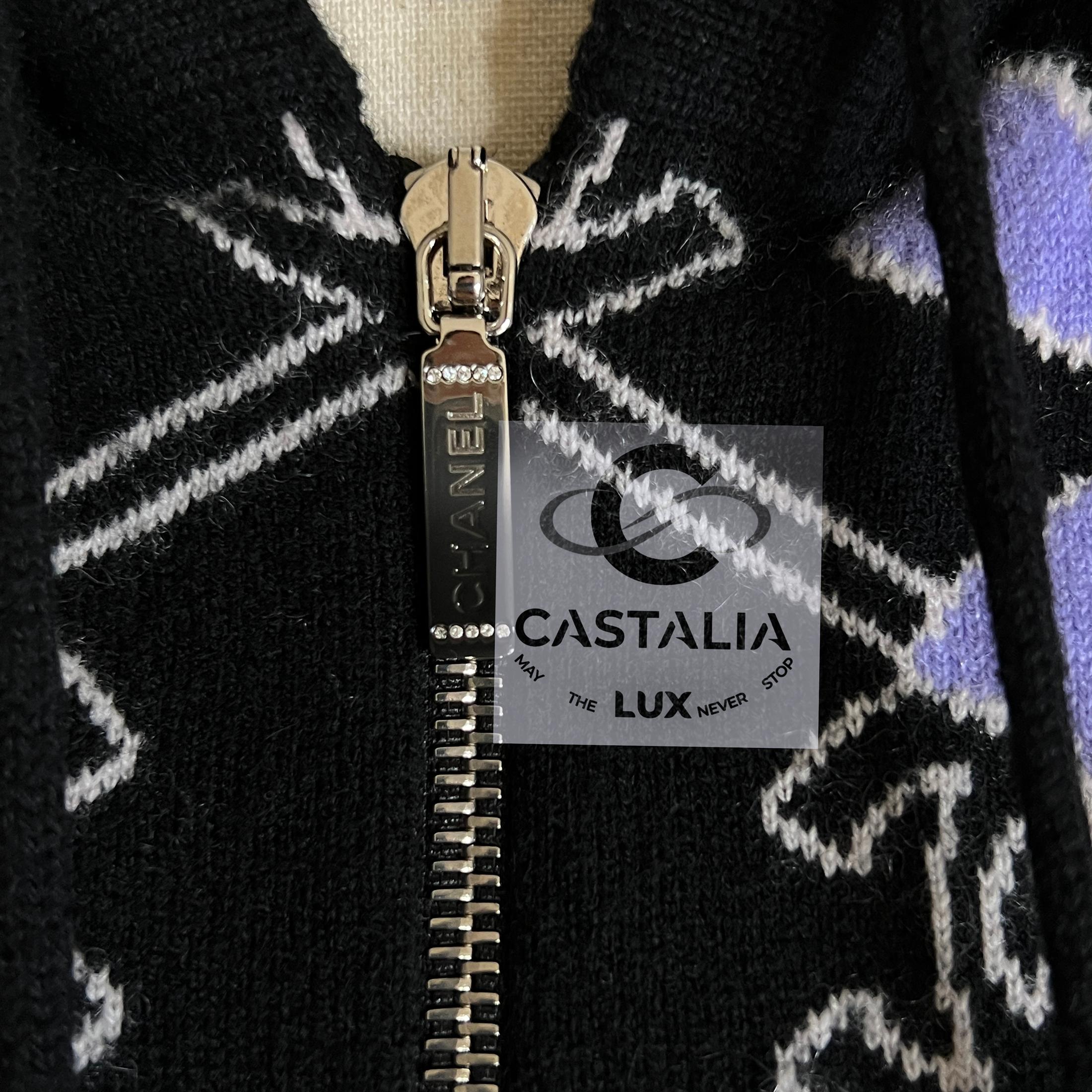 Chanel New 2022 CC Logo Cardigan Sudadera con capucha 34 FR en venta 8