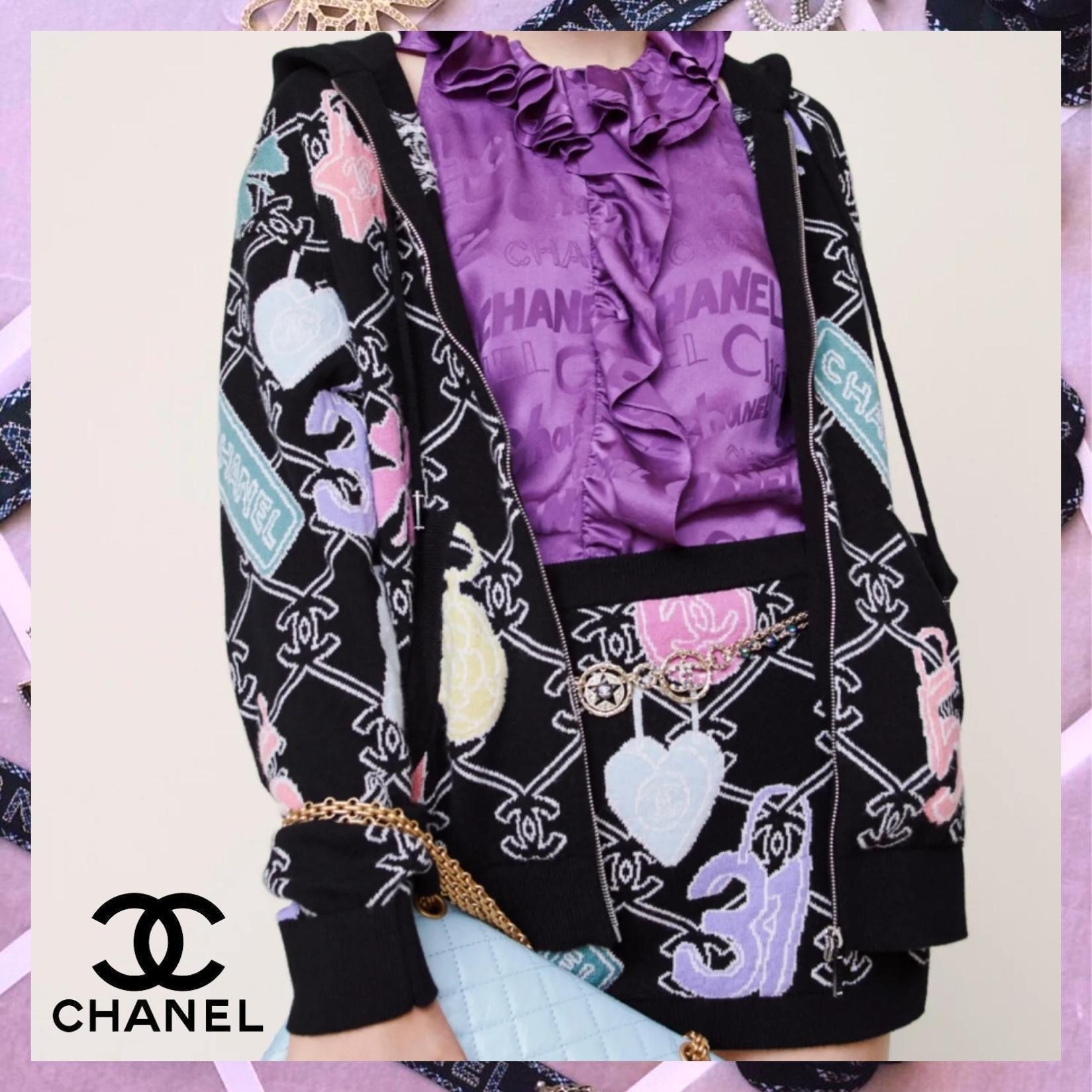 New fabulous Chanel black cashmere hoodie / cardigan with CC logo and Lucky Symbols pattern from 2022 Spring Collection.
Price on other sources starts at 5,000-6,000$
Size mark 34 FR, comes as oversized. Included Chanel dustbag.
- CC logo hardware