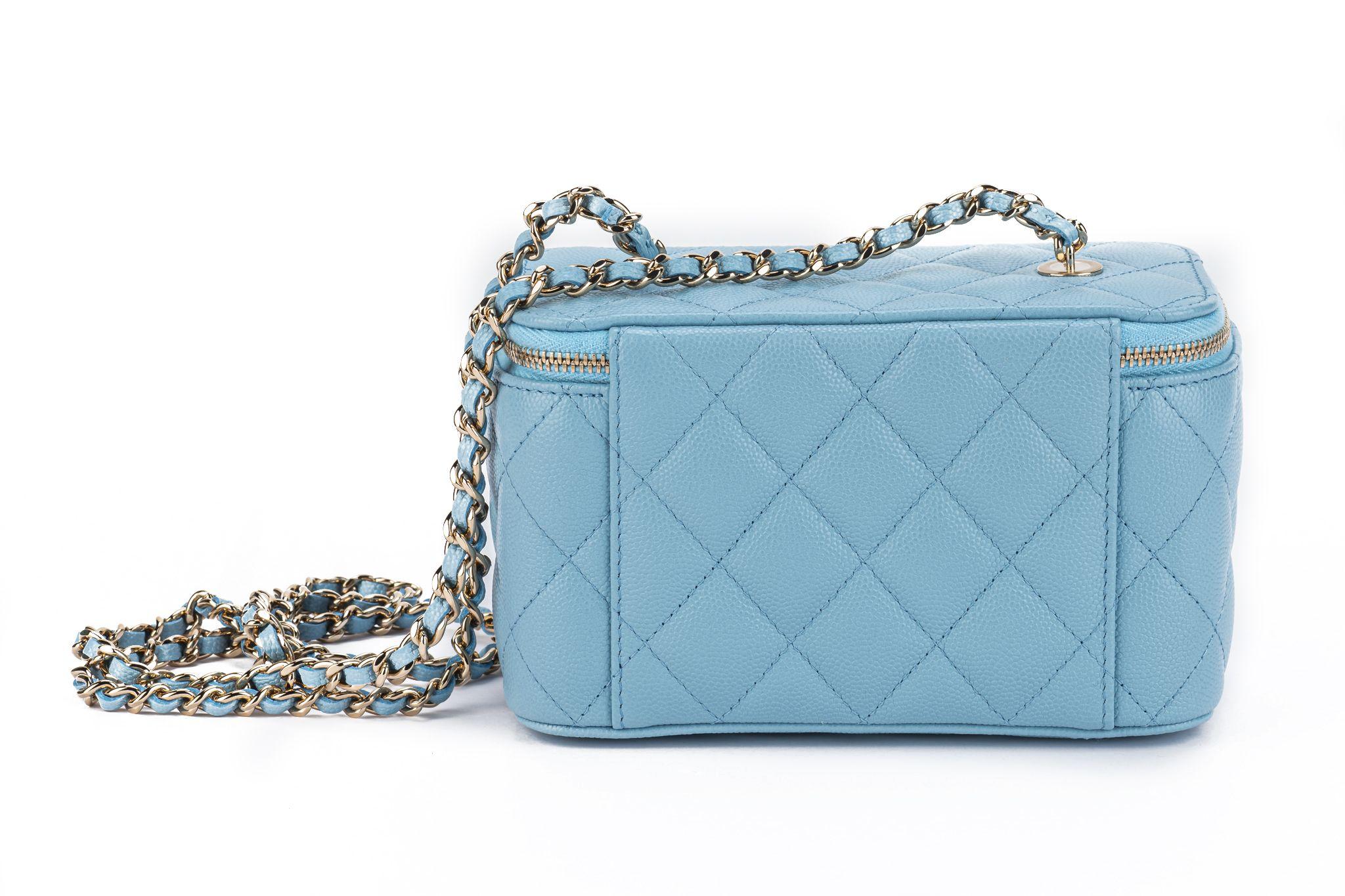 Celeste Kleine Chanel-Koffertasche, neu 2022 (Blau) im Angebot