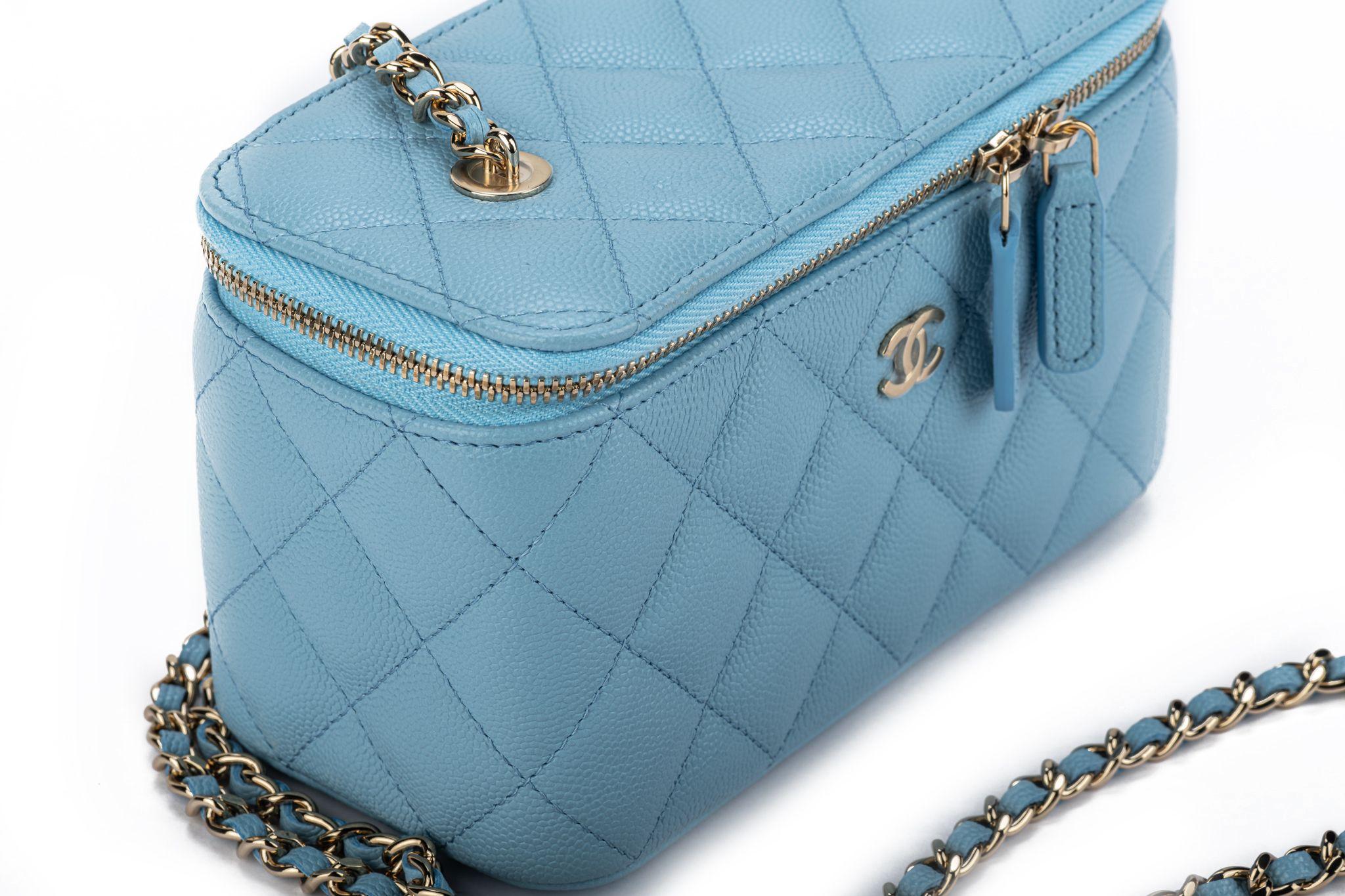 Celeste Kleine Chanel-Koffertasche, neu 2022 im Angebot 2