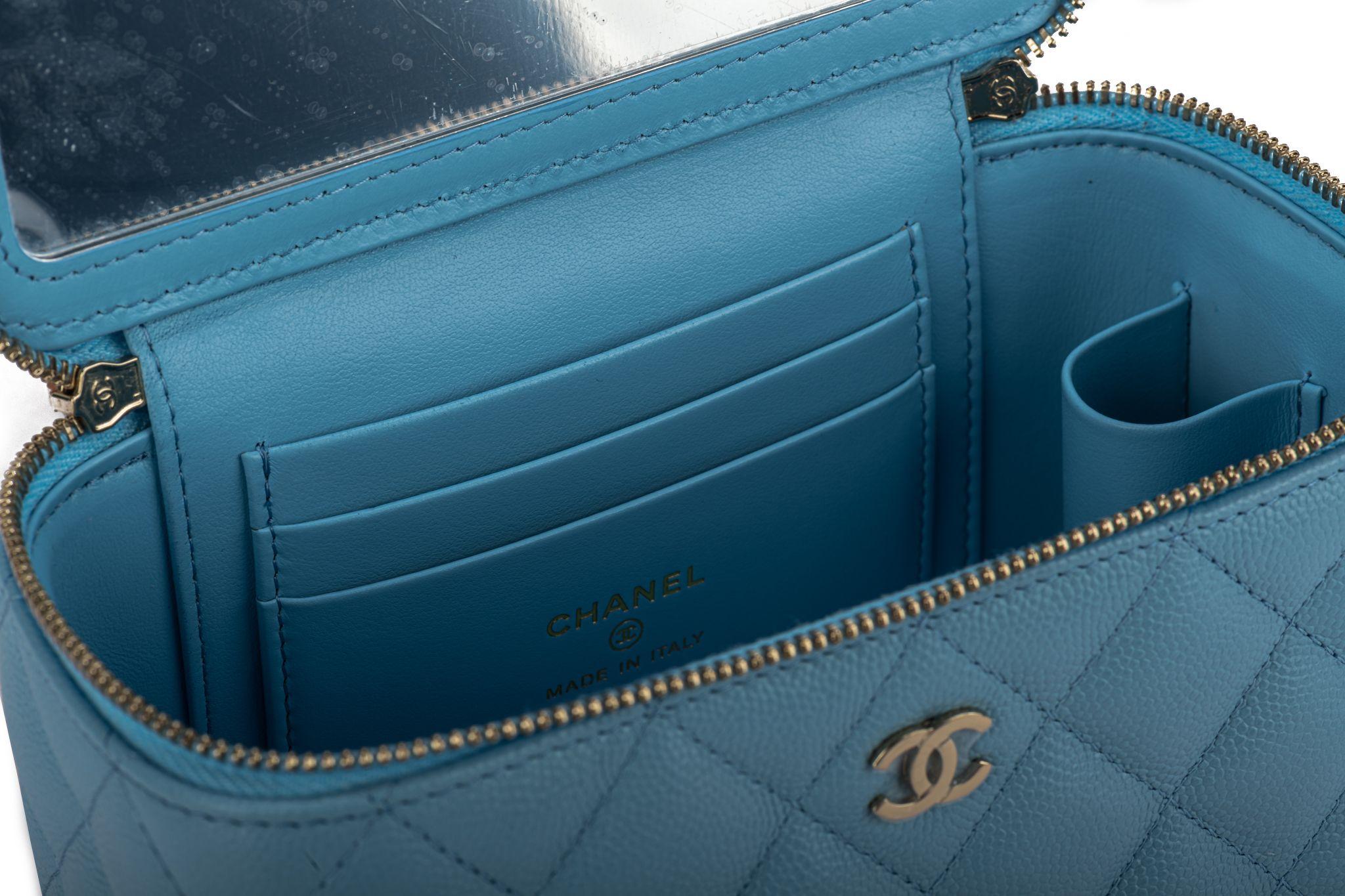 Celeste Kleine Chanel-Koffertasche, neu 2022 im Angebot 3