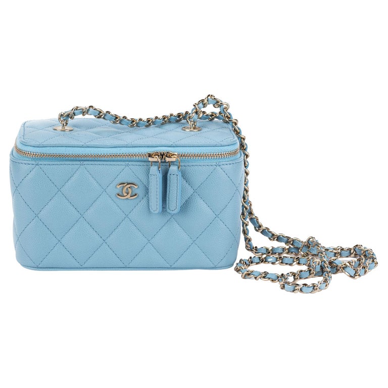 Chanel New 2022 Celeste Bolso Tronco Pequeño en venta en 1stDibs