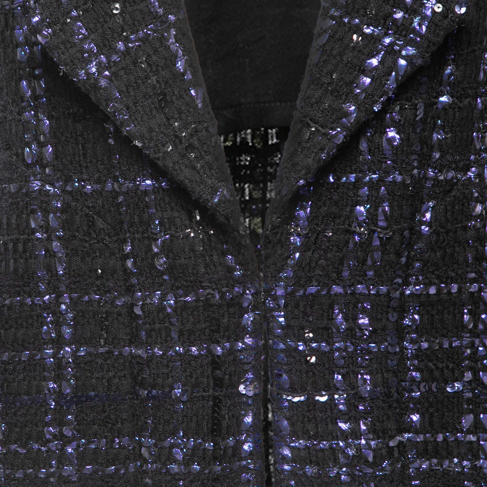Chanel black lesage tweed jacket with interwoven metallic threads and rows of sequin from 2022 Fall Collection.
- CC buttons at cuffs
- full silk lining
Size mark 36 FR. Kept unworn.