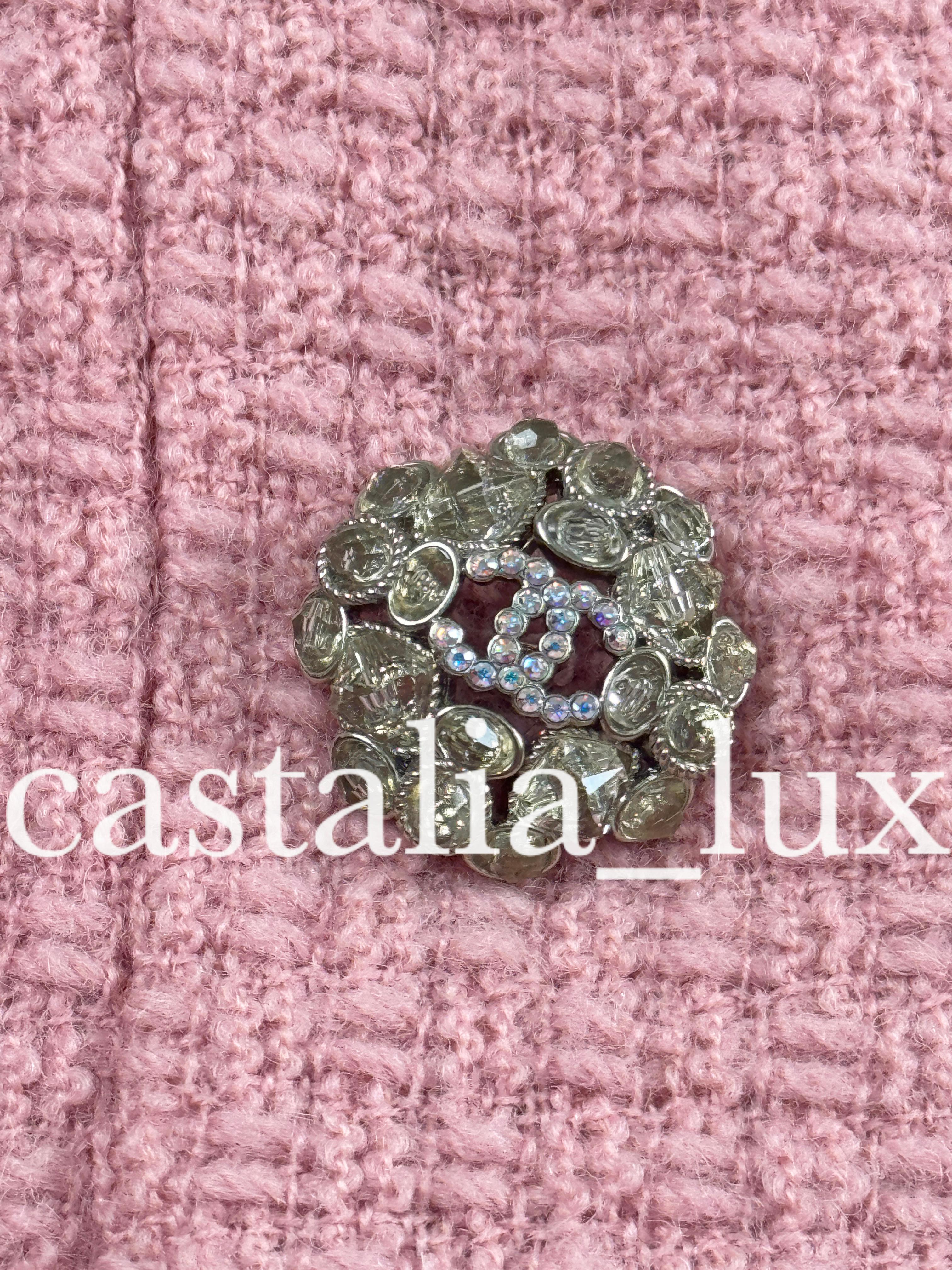 Veste en tweed Chanel, défilé automne 2022, avec boutons CC ornés de bijoux en vente 6