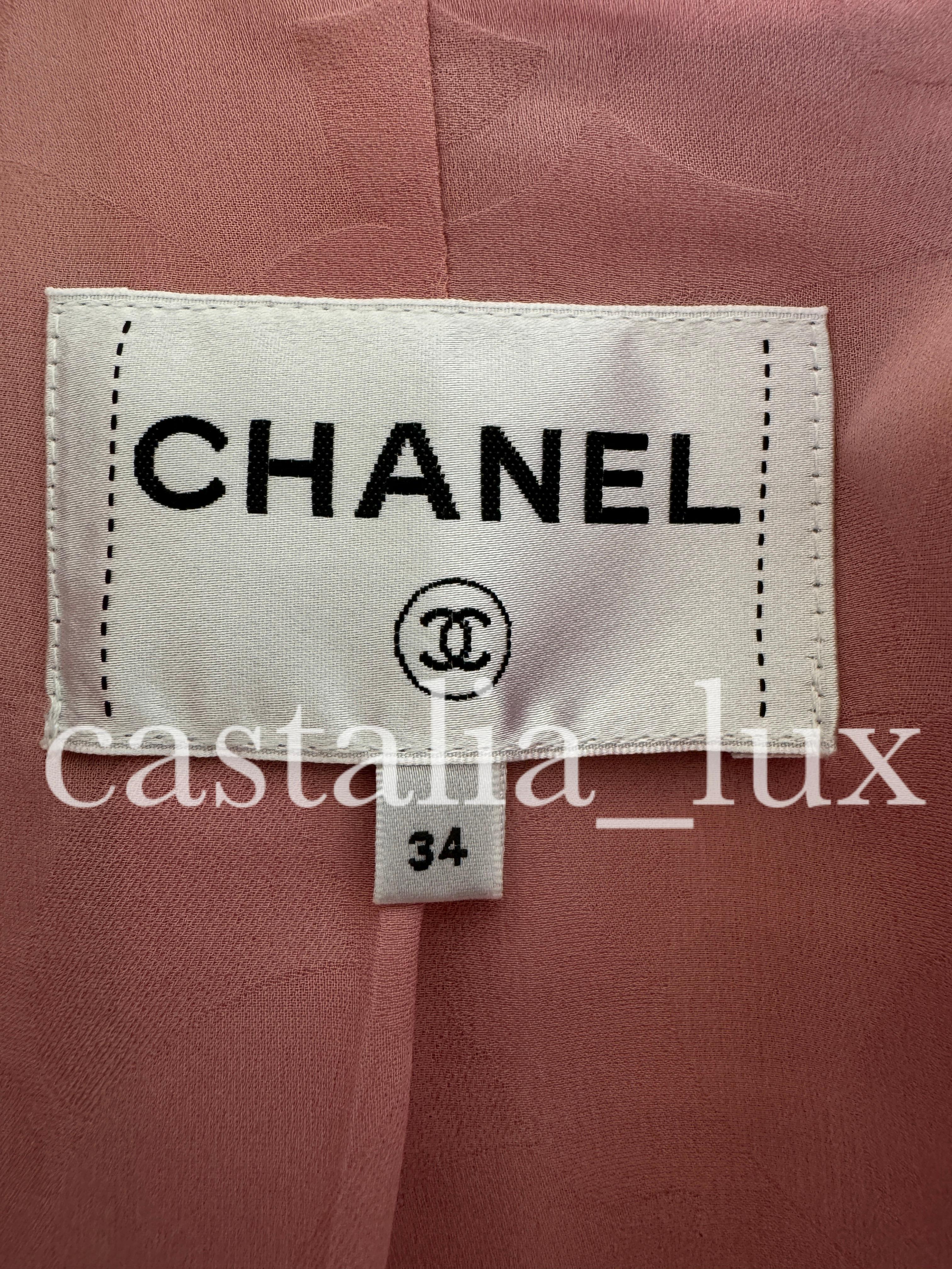 Veste en tweed Chanel, défilé automne 2022, avec boutons CC ornés de bijoux en vente 8