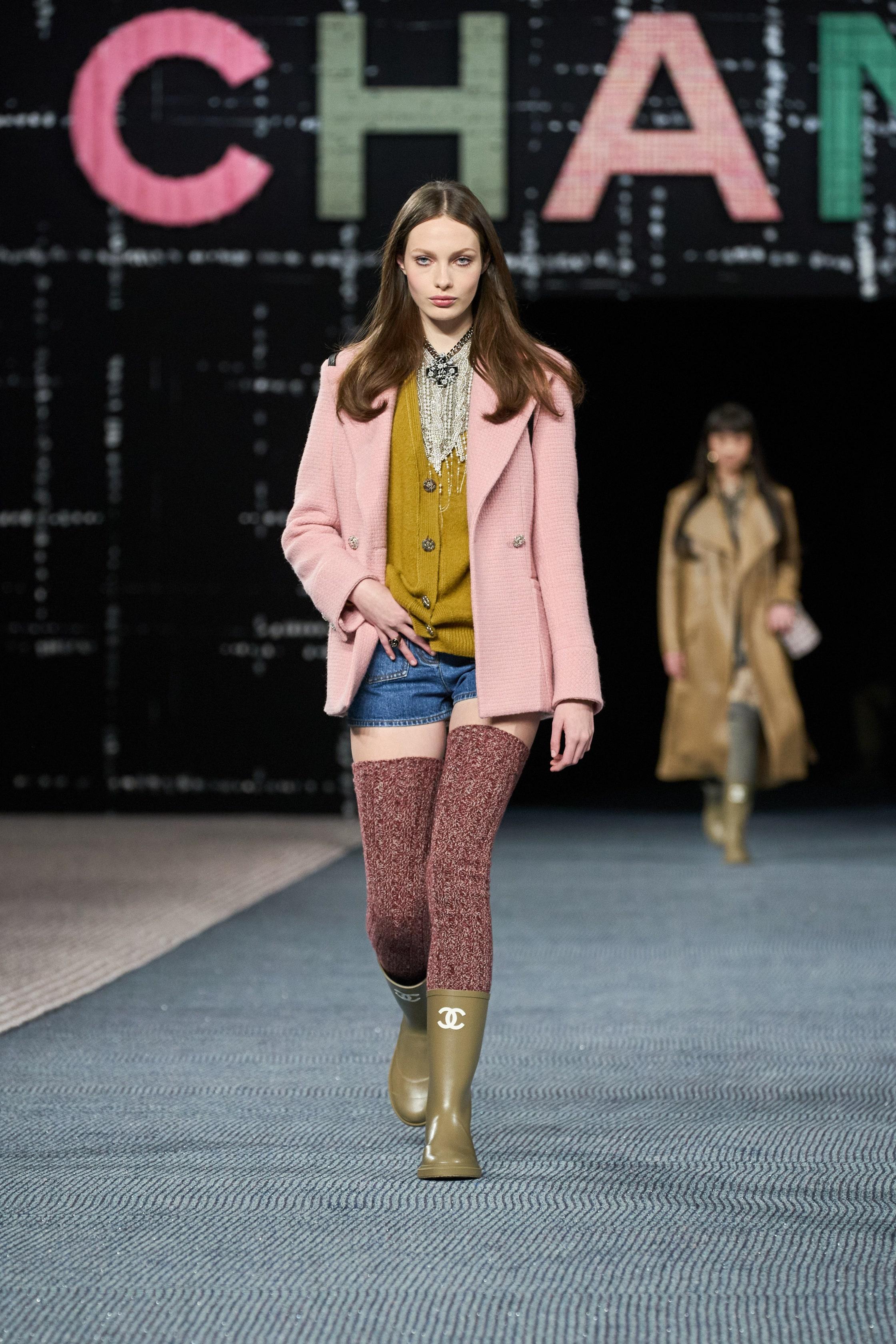 Look # 7 from Catwalk of 2022 Fall Chanel Collection, 22A
New Chanel tweed jacket in gorgeous pastel pink / dusty rose colour.
- marvellous CC logo jewel Gripoix buttons at front and cuffs
- tonal silk lining with camellias, chain link at hem
Size