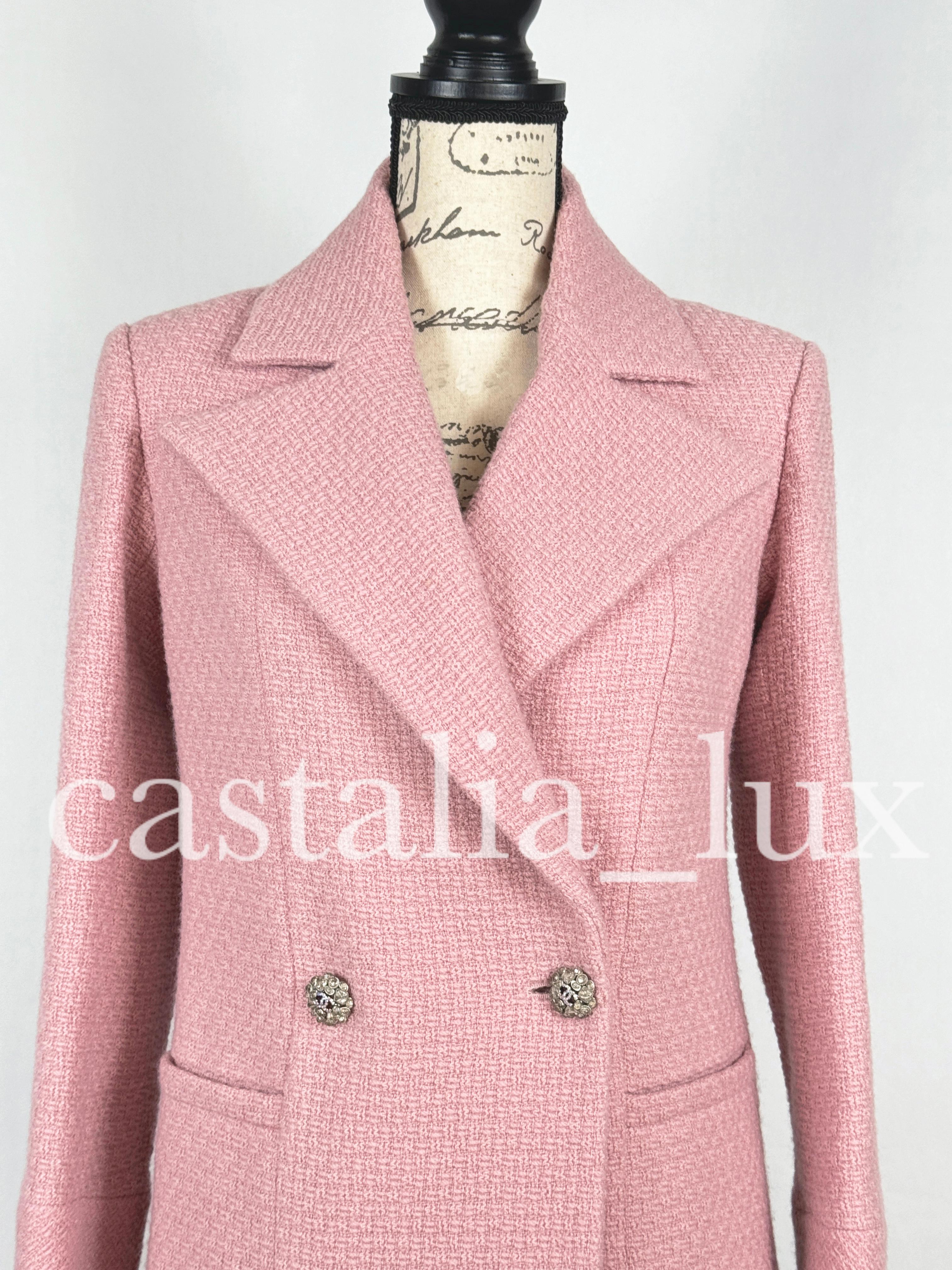 Veste en tweed Chanel, défilé automne 2022, avec boutons CC ornés de bijoux Unisexe en vente