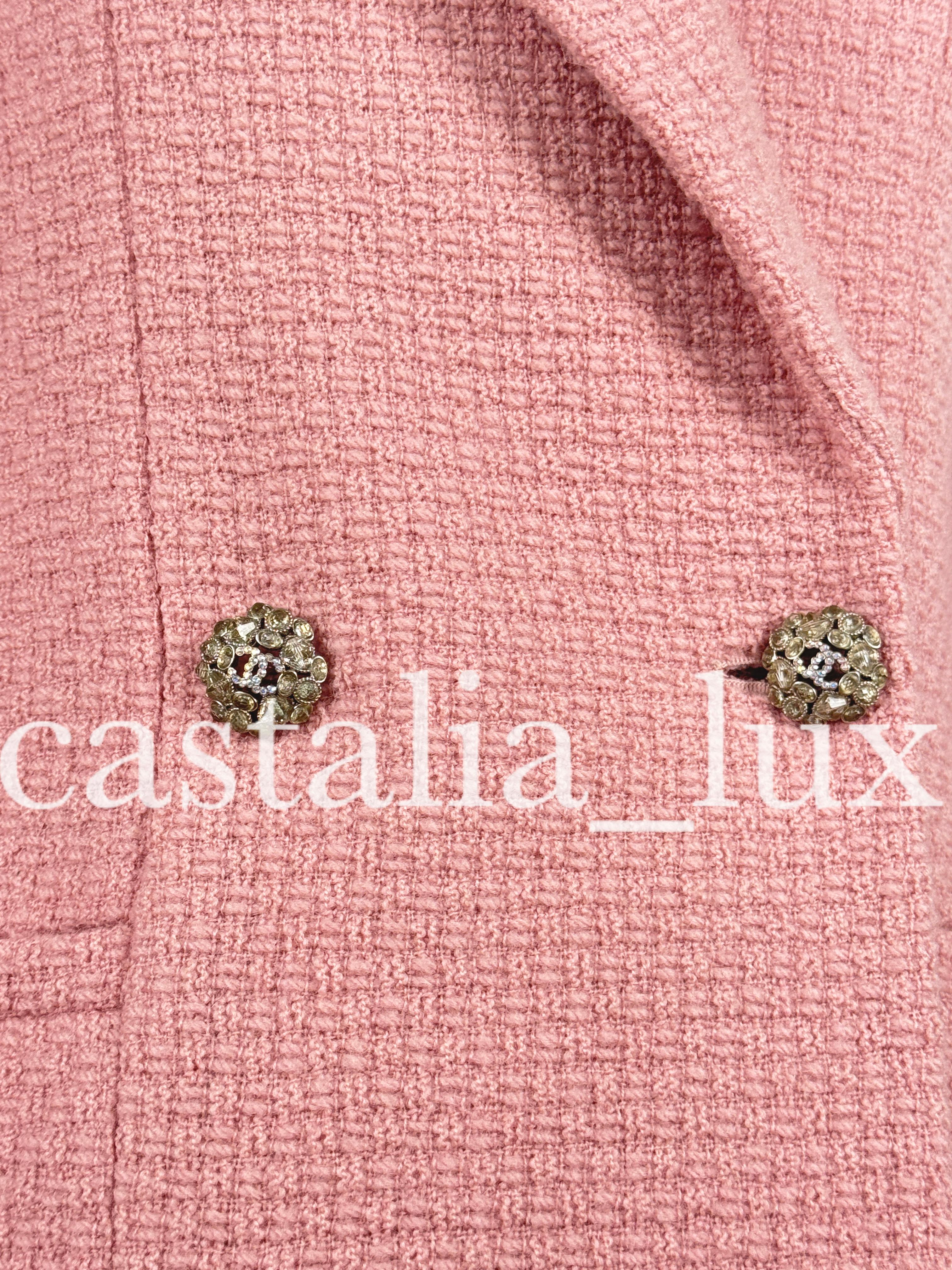 Veste en tweed Chanel, défilé automne 2022, avec boutons CC ornés de bijoux en vente 5