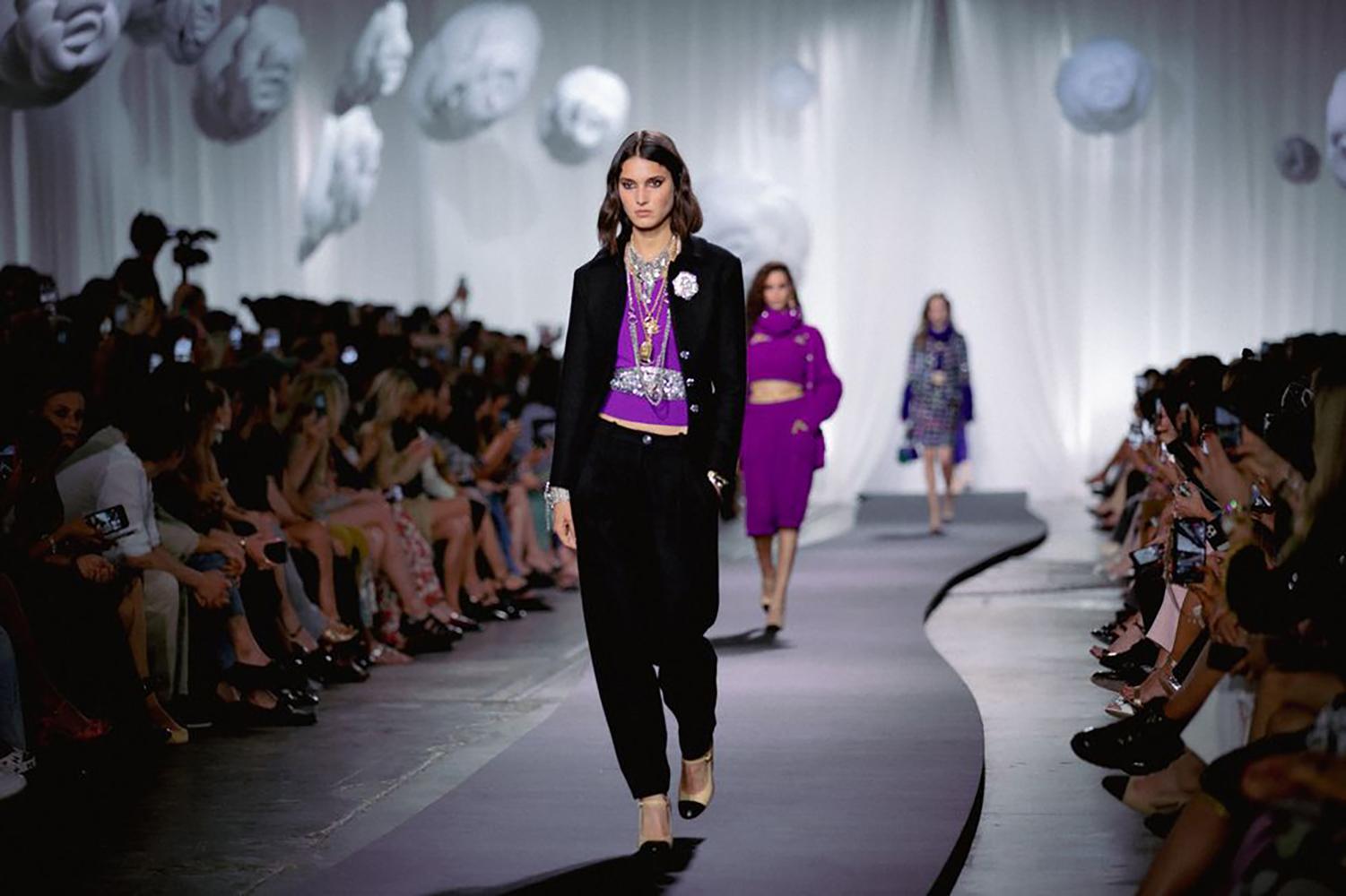 Chaquetita negra atemporal CHANEL
 Pasarela de la Colección Métiers d'Art 2022 por Virginie Viard

~ Emblema eterno de la Maison, esta chaqueta encarna la esencia destilada de Chanel: sobriedad, precisión y resplandor ocultos en la pureza de las