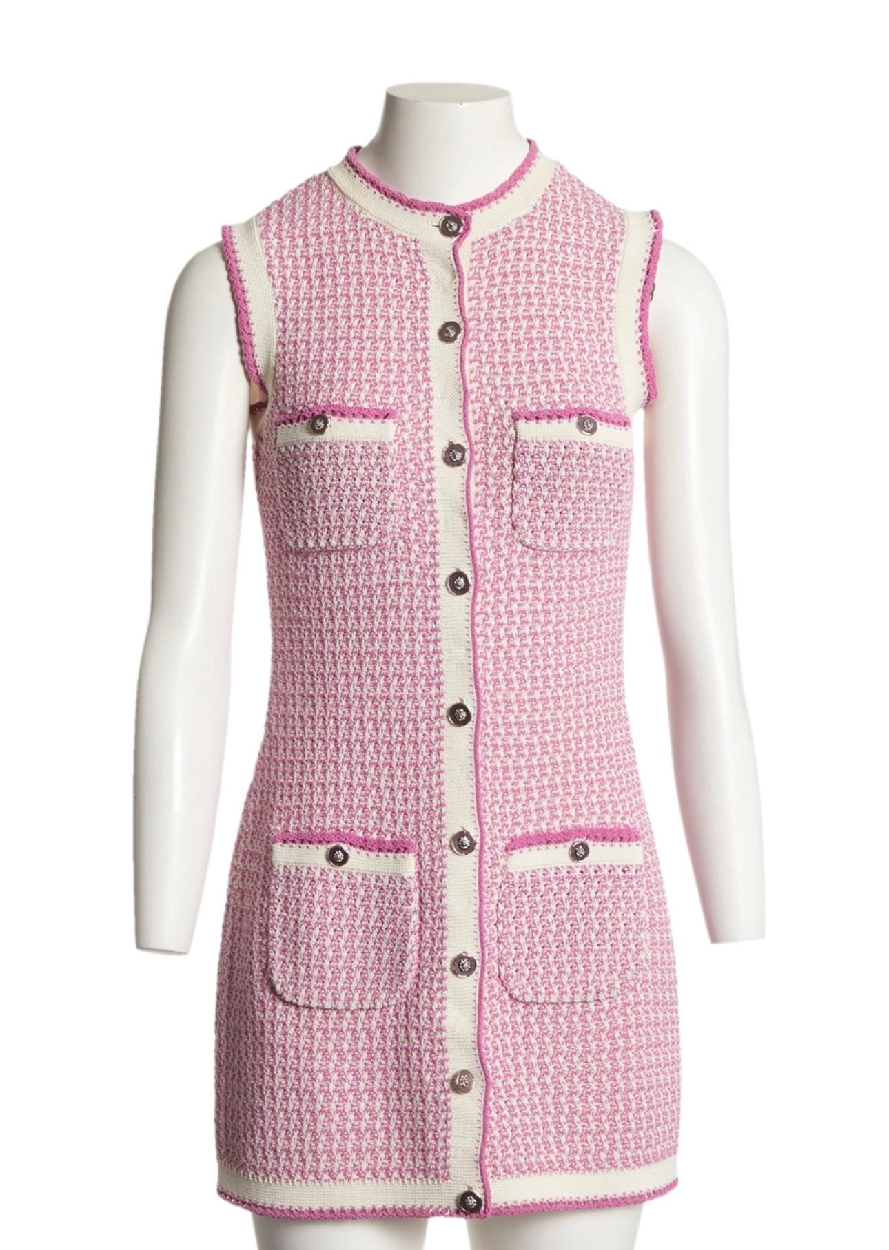 New Chanel ecru knit dress with CC buttons from 2022 Spring Collection, 22P
Size mark 38 FR. Never worn.