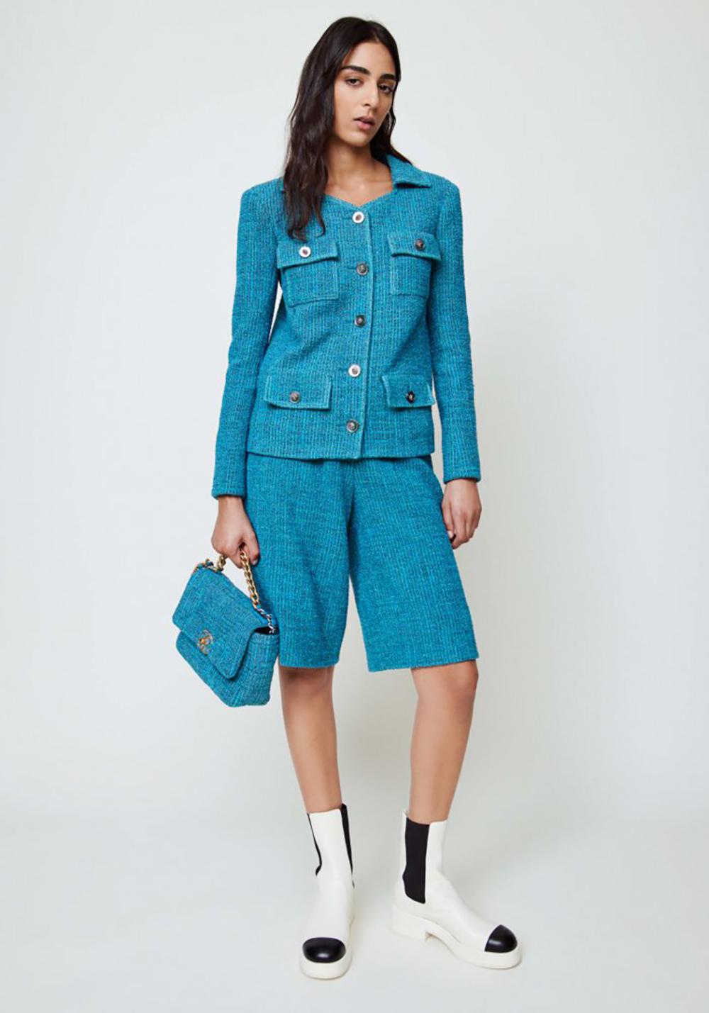 Atemberaubende zeitlose Chanel Tweedjacke in Türkis ~ aus der Spring Collection'S 2022 von Mdm Virginie Viard
- ikonische Silhouette mit 4 Taschenklappen 
- CC-Logo 
