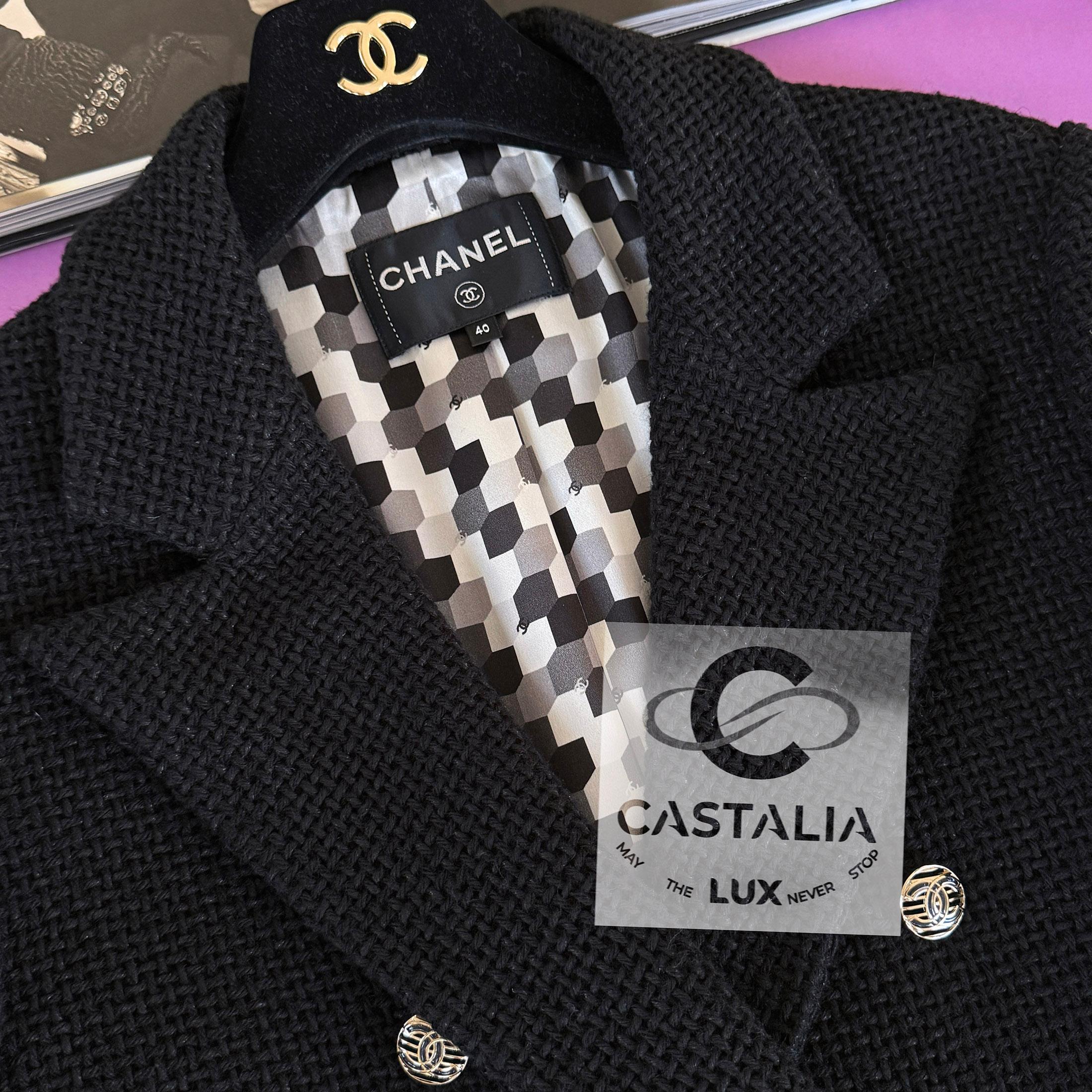 Chanel New 2022 Timeless Black Tweed Jacket 40 FR For Sale 11