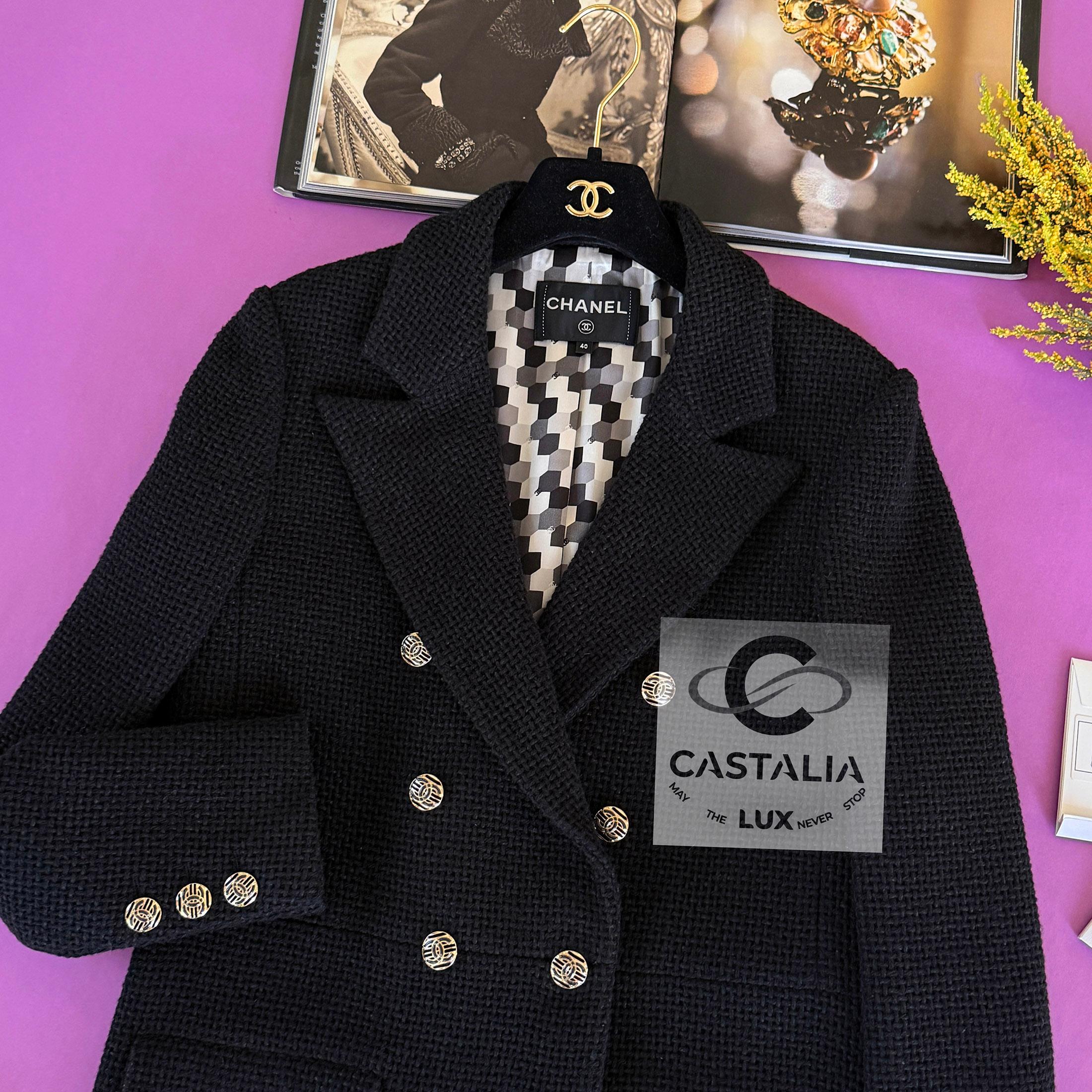 Women's or Men's Chanel New 2022 Timeless Black Tweed Jacket 40 FR For Sale