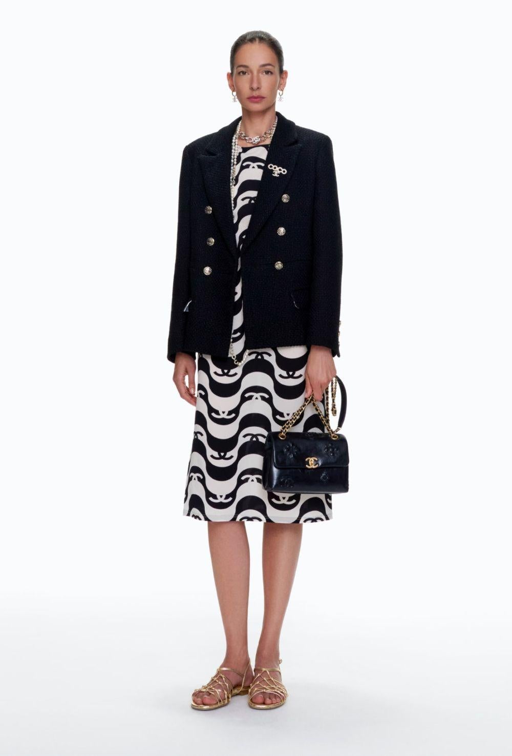 CHANEL New 2022 Chaqueta intemporal de tweed negro 40 FR en Nuevo estado para la venta en Dubai, AE