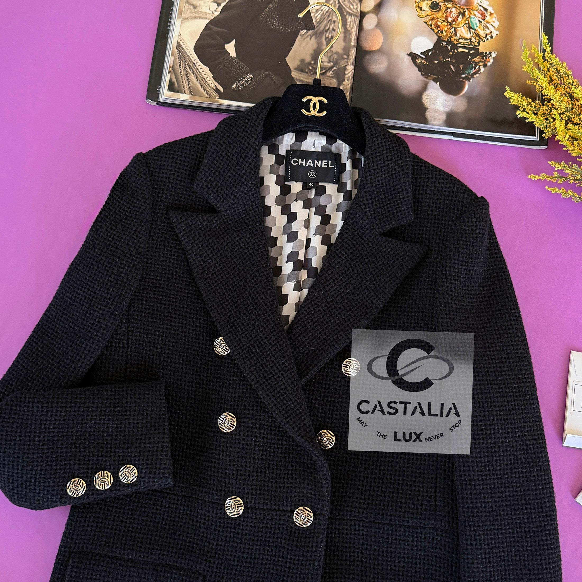 Chanel New 2022 Timeless Black Tweed Jacket (Veste en tweed noir) Unisexe en vente