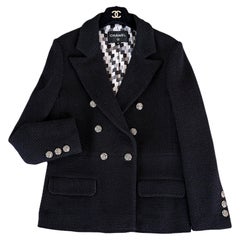 Chanel Nuova 2022 Giacca senza tempo in tweed nero