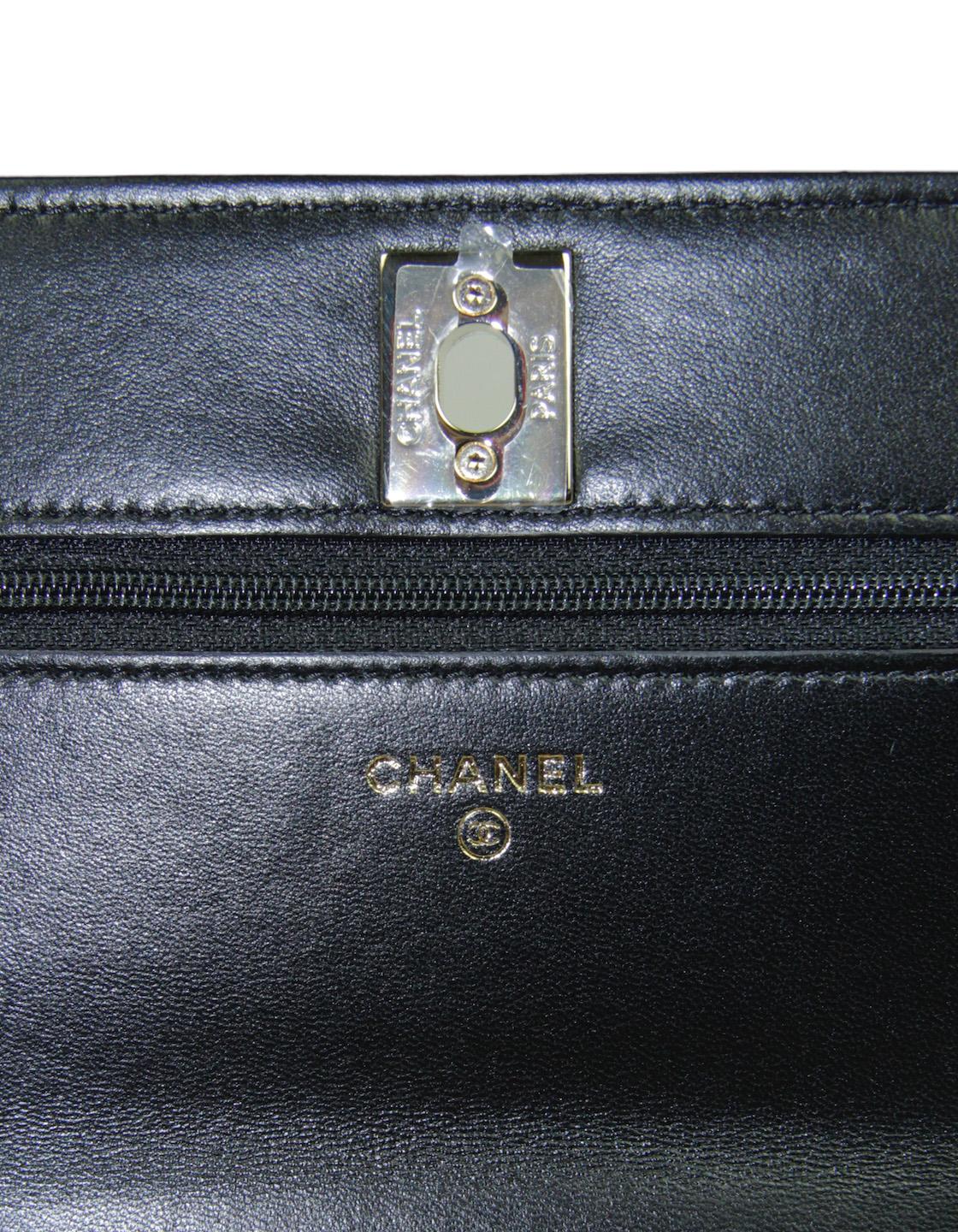 Chanel NEU 2023 Schwarze gesteppte trendige CC WOC Umhängetasche mit Umhängetasche im Angebot 4