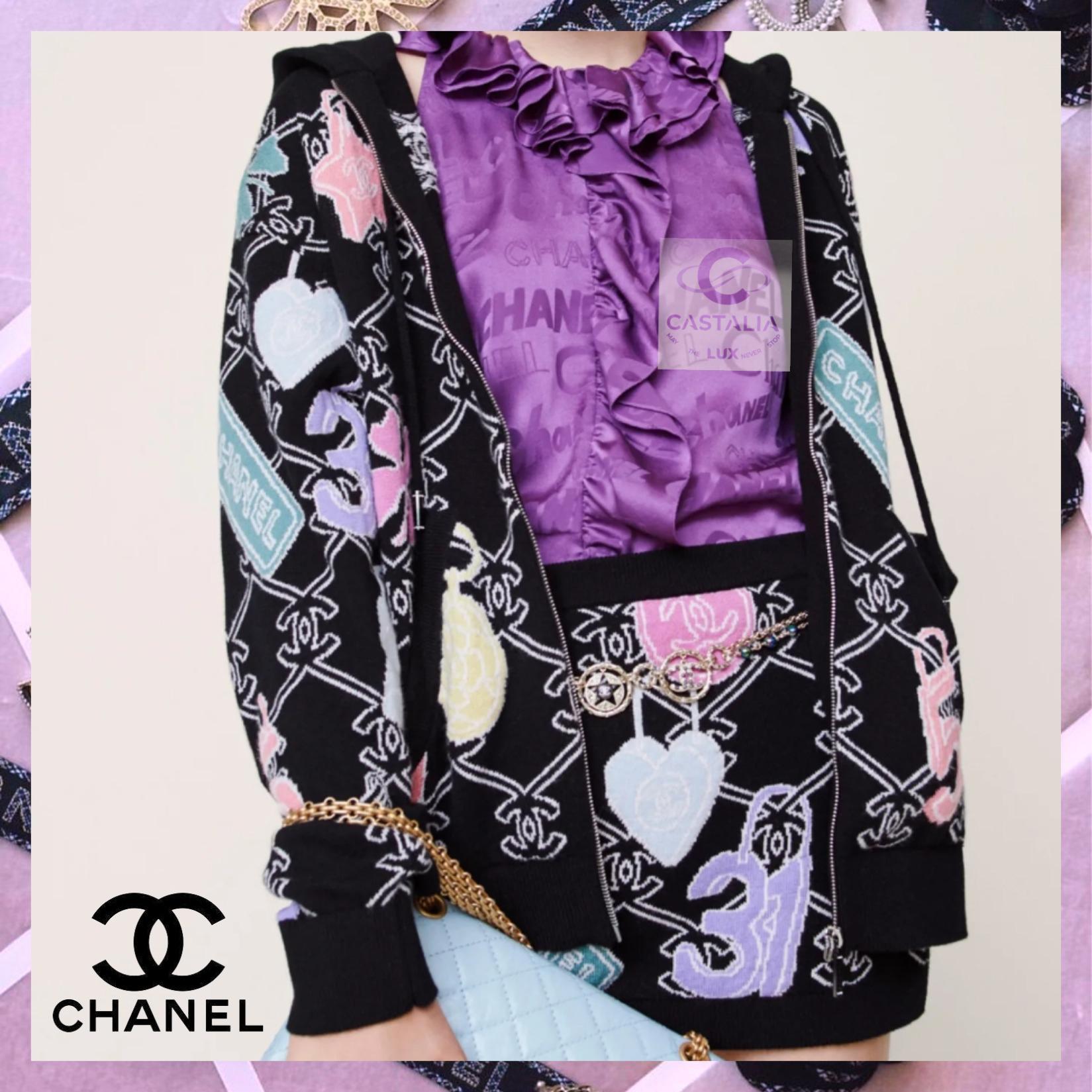 CHANEL - Cardigan con cappuccio in cashmere nero da collezione con charms portafortuna
- Collezione primavera 2023 di Virginie Viard - 

 Come già visto su innumerevoli luminari dello stile, questa rara creazione incarna la giocosa gravitas della
