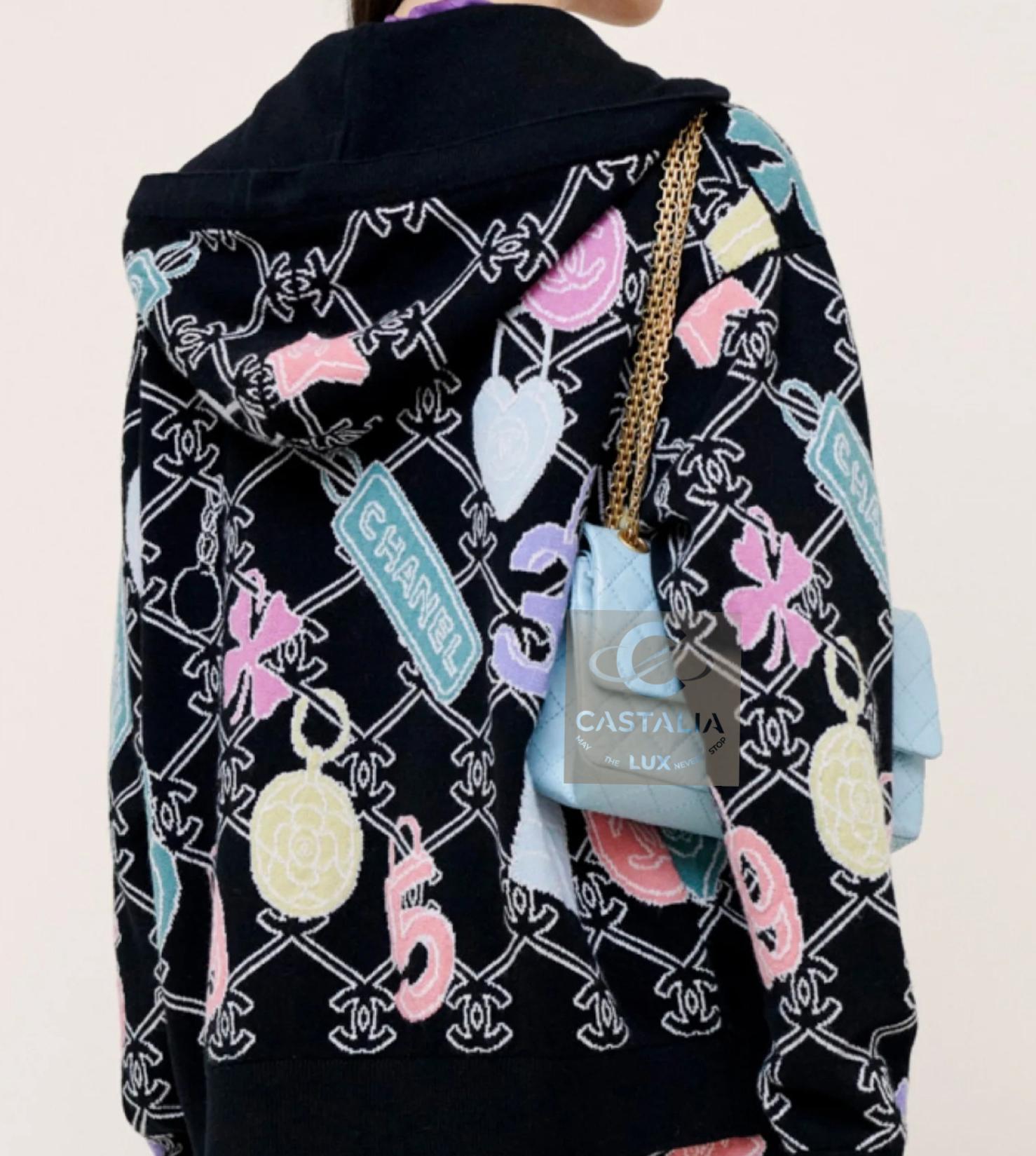 Chanel New 2023 CC Logo Cardigan Felpa con cappuccio 34 FR in vendita 1