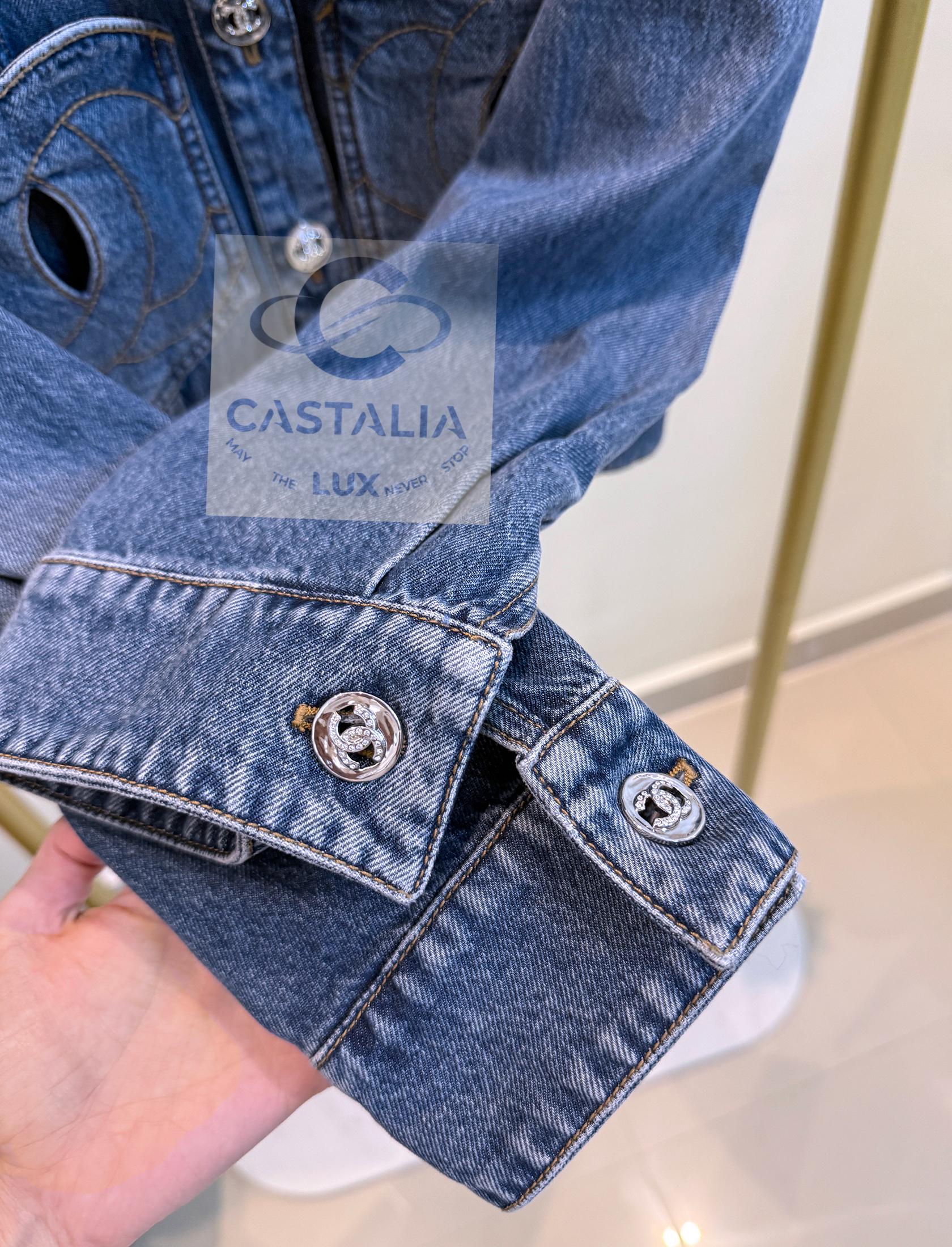 Chanel New 2024 CC Heart Patches Denim Jacket 36 FR en vente 9