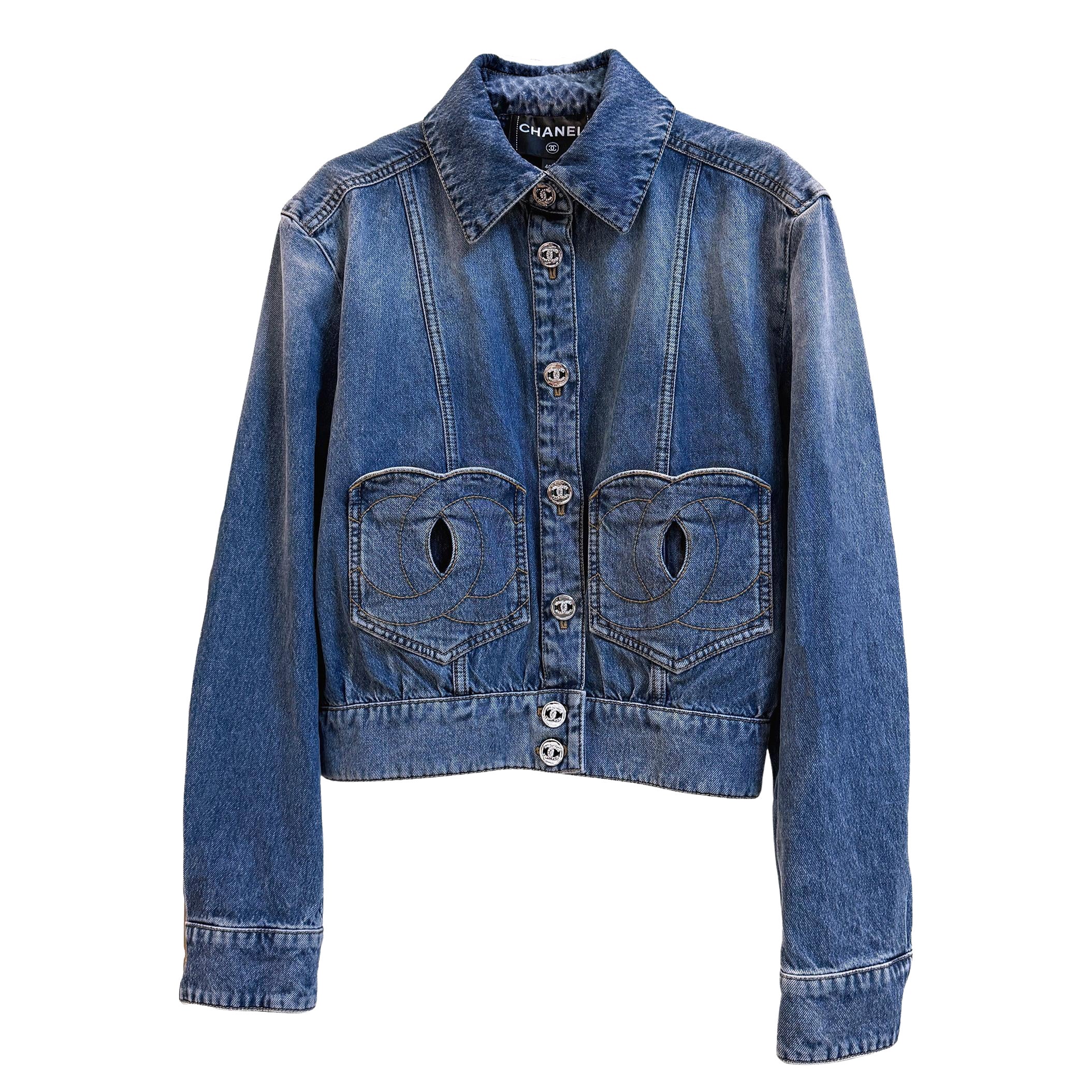 CHANEL: Chaqueta vaquera nueva de 2024 con parches en forma de corazón CC, talla 36 FR