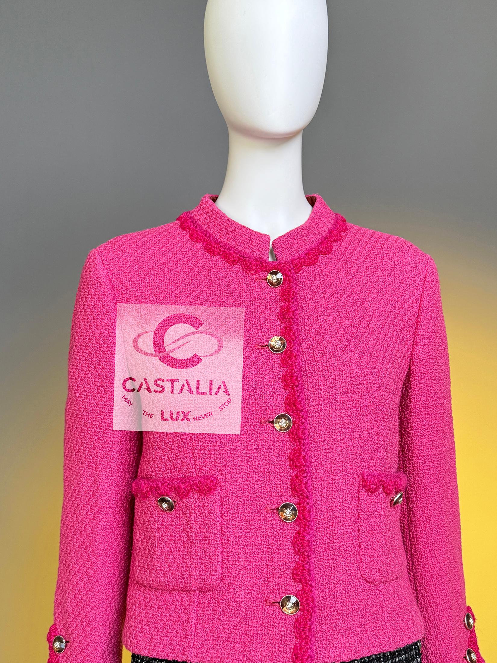 Chanel New 2024 Paris / Manchester Ad Campaigner Giacca in tweed fucsia 38 FR in vendita 6