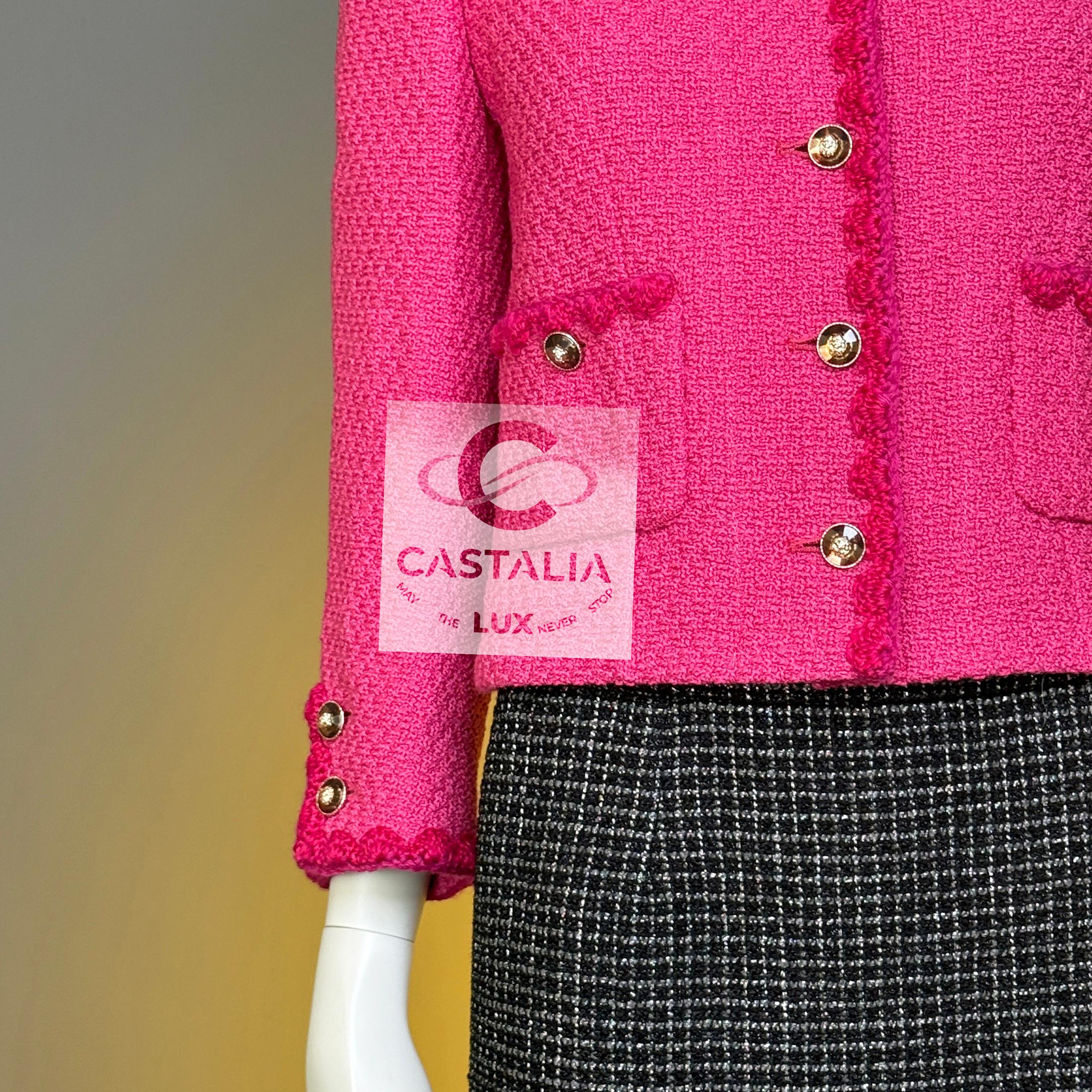 Chanel New 2024 Paris / Manchester Ad Campaigner Giacca in tweed fucsia 38 FR in vendita 8