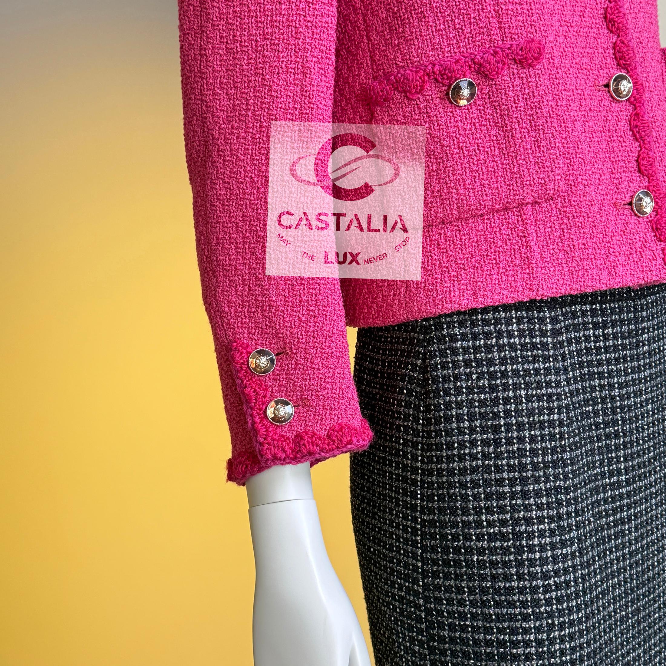 Chanel New 2024 Paris / Manchester Ad Campaigner Giacca in tweed fucsia 38 FR in vendita 9
