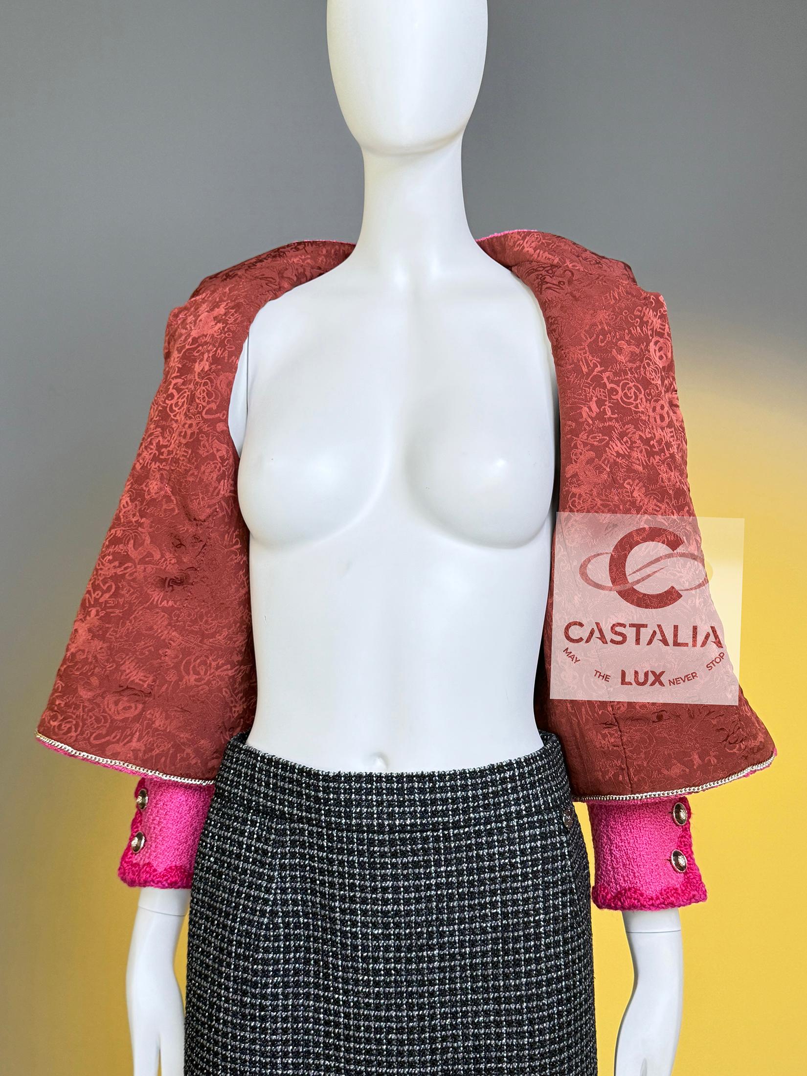 Chanel New 2024 Paris / Manchester Ad Campaigner Giacca in tweed fucsia 38 FR in vendita 13
