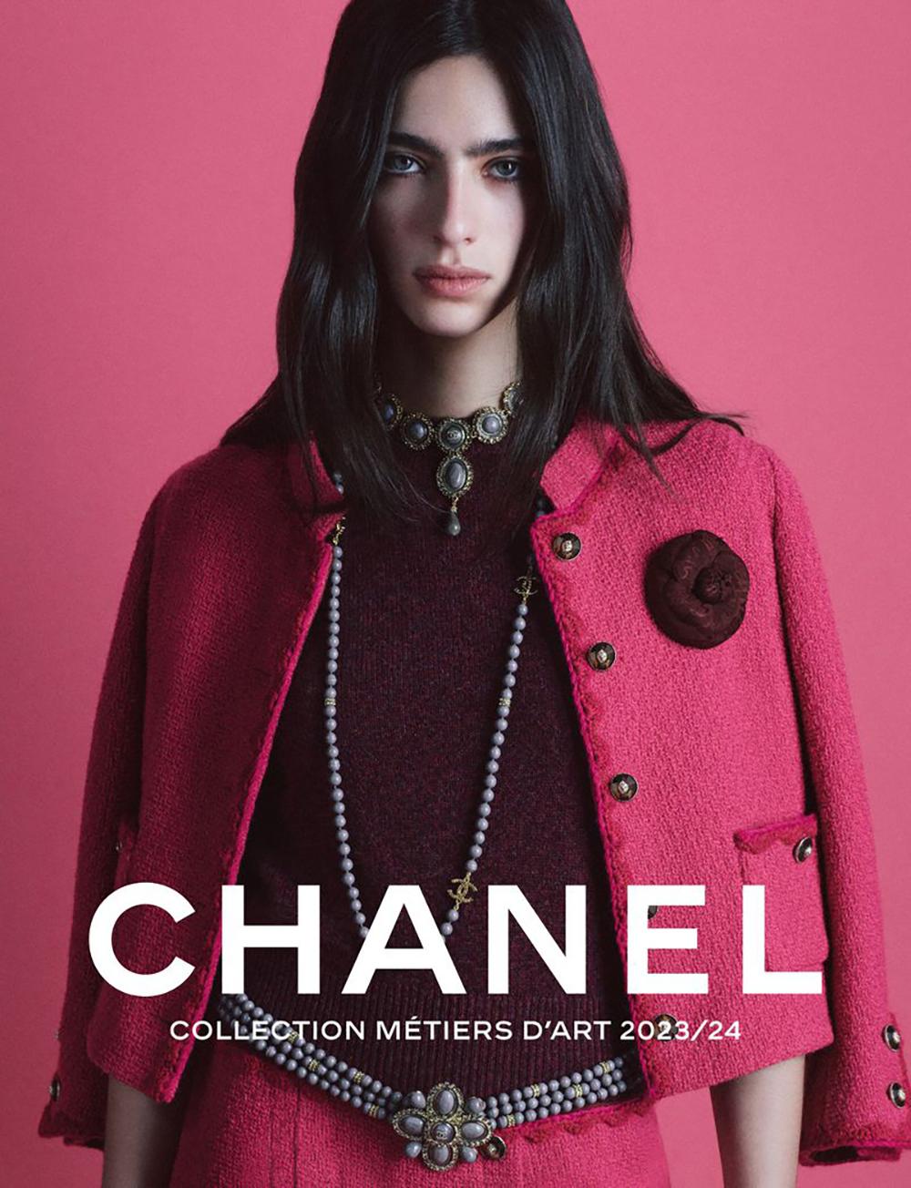 Giacca Chanel in tweed fucsia - Collezione Paris-Manchester 2024 Metiers d'Art Pre-Fall

~ Un'ode radiosa al patrimonio britannico attraverso la lente dell'alta moda parigina, 
questa giacca in tweed fucsia della Collection'S 2024 Paris-Manchester