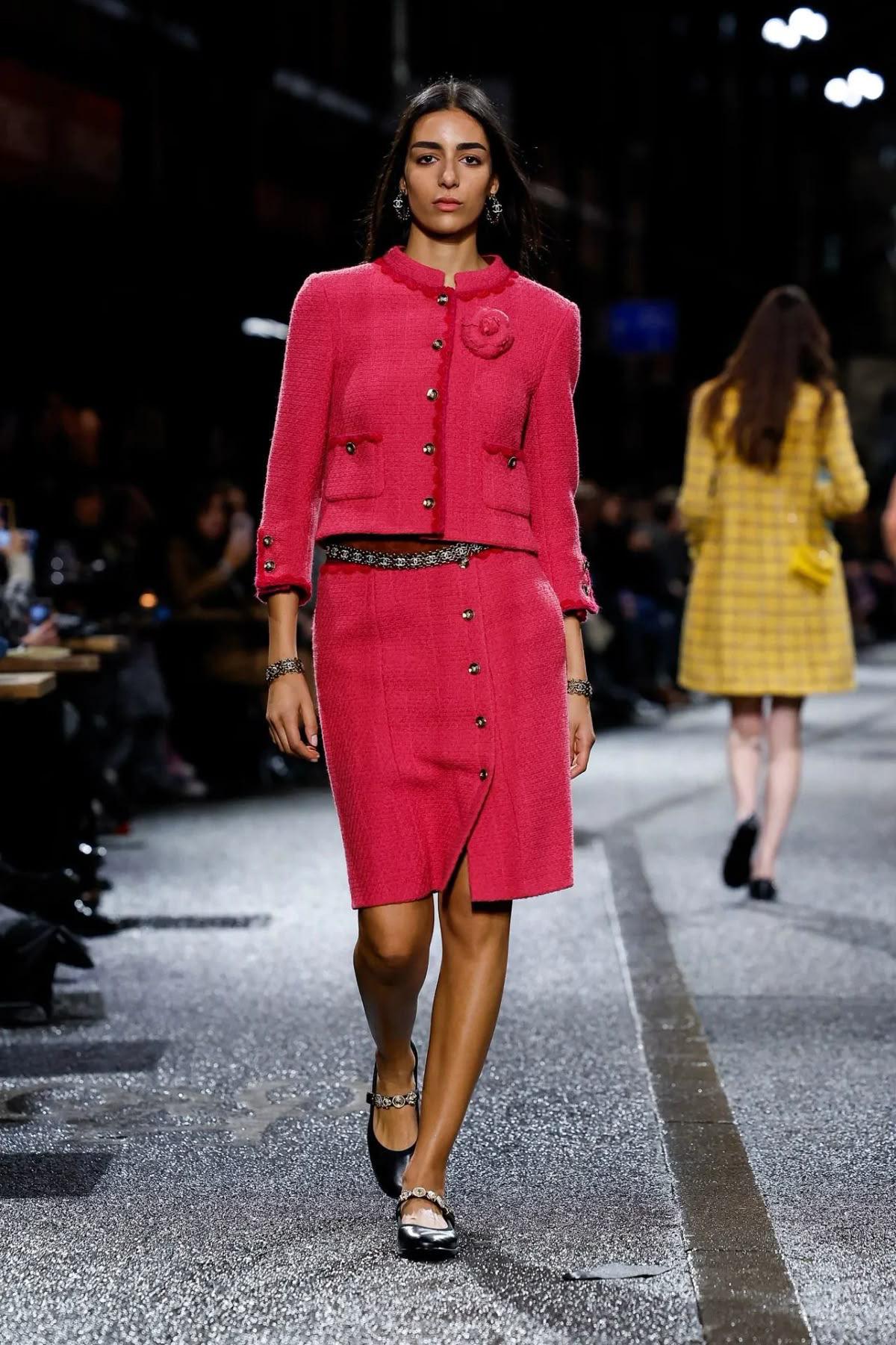 Chanel New 2024 Paris / Manchester Ad Campaigner Giacca in tweed fucsia 38 FR In condizioni Nuovo in vendita a Dubai, AE
