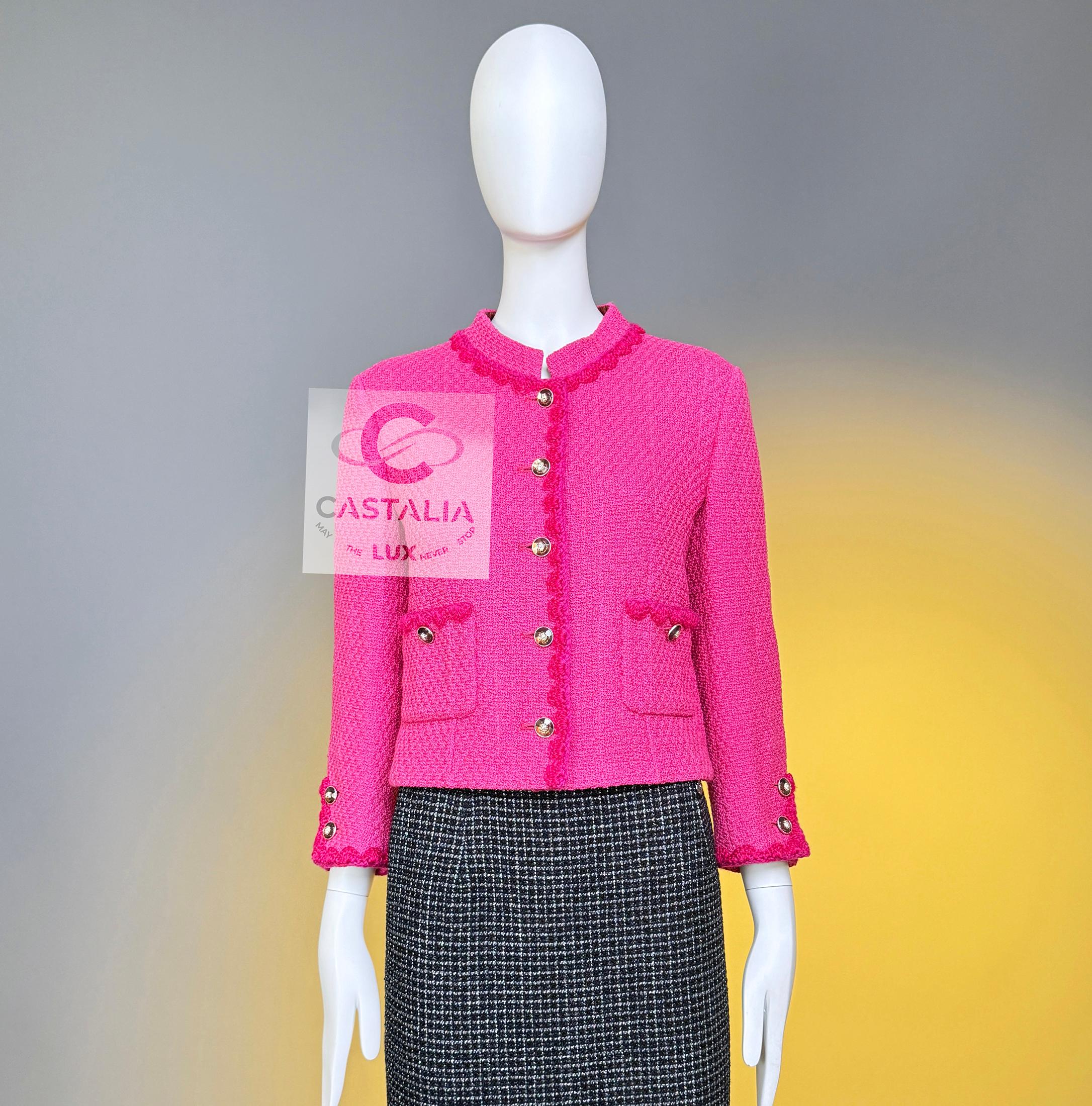 Chanel New 2024 Paris / Manchester Ad Campaigner Giacca in tweed fucsia 38 FR in vendita 4