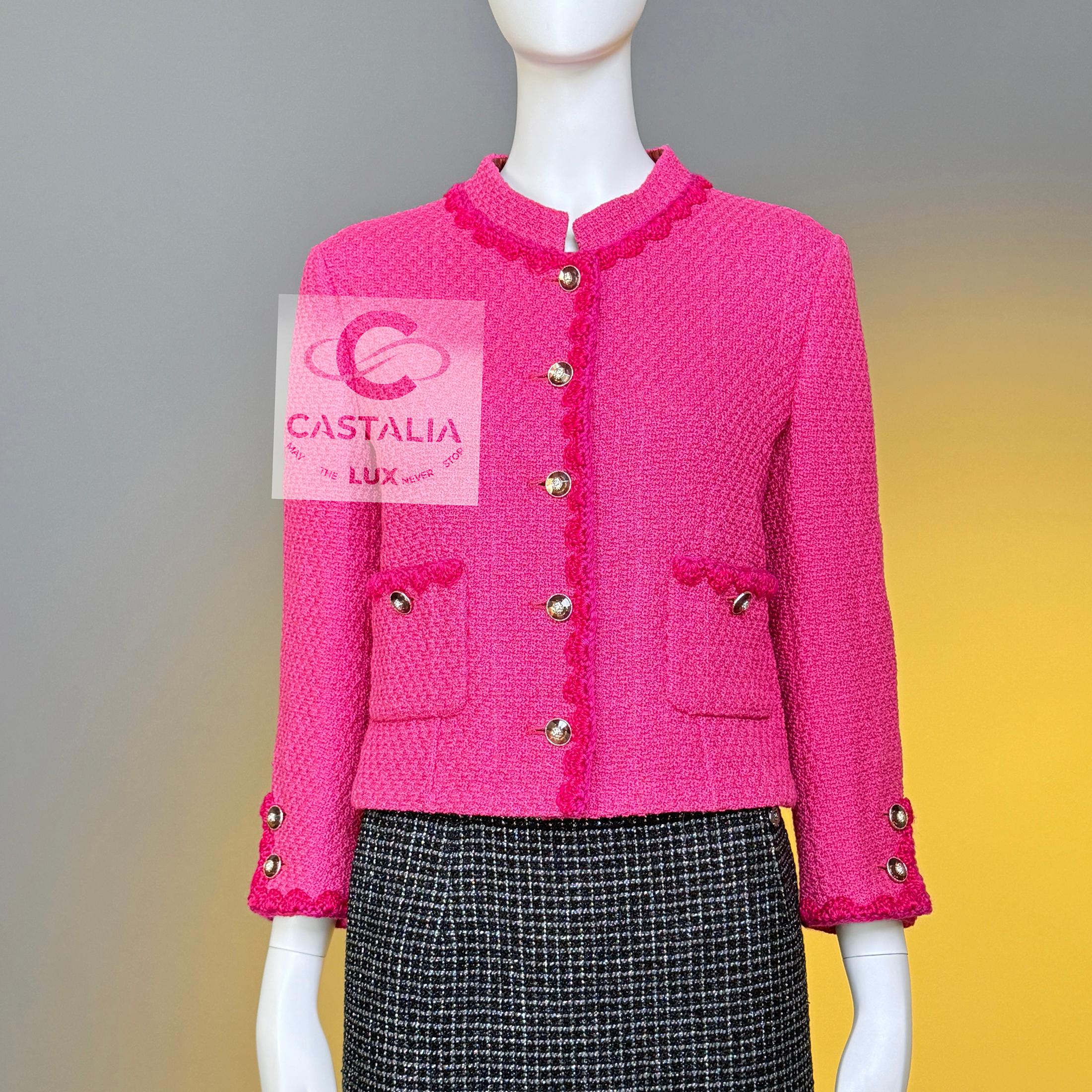 Chanel New 2024 Paris / Manchester Ad Campaigner Giacca in tweed fucsia 38 FR in vendita 5