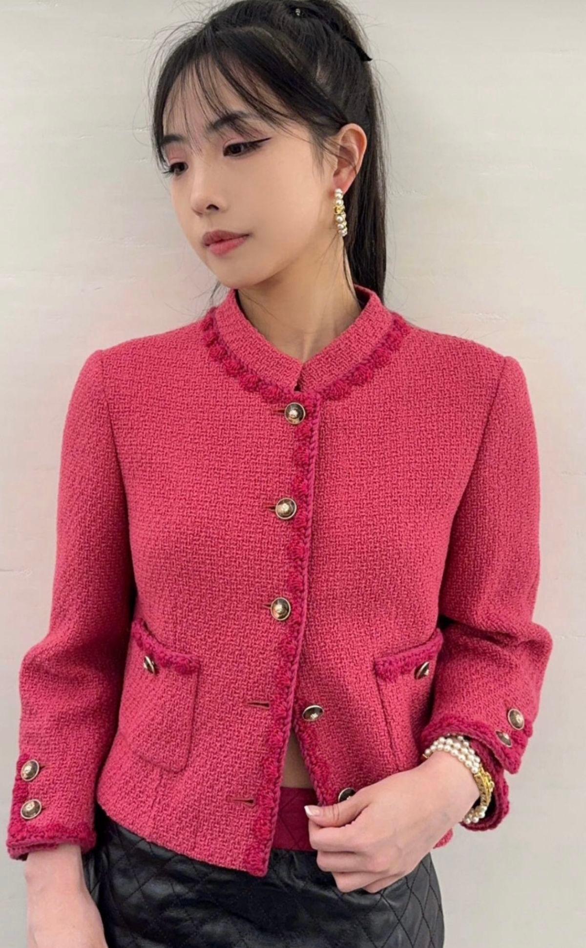 CHANEL New 2024 Paris / Manchester Fuchsia Tweed Jacke 38 FR für Damen oder Herren im Angebot
